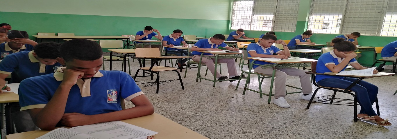  imagen Estudiantes tomando las pruebas 