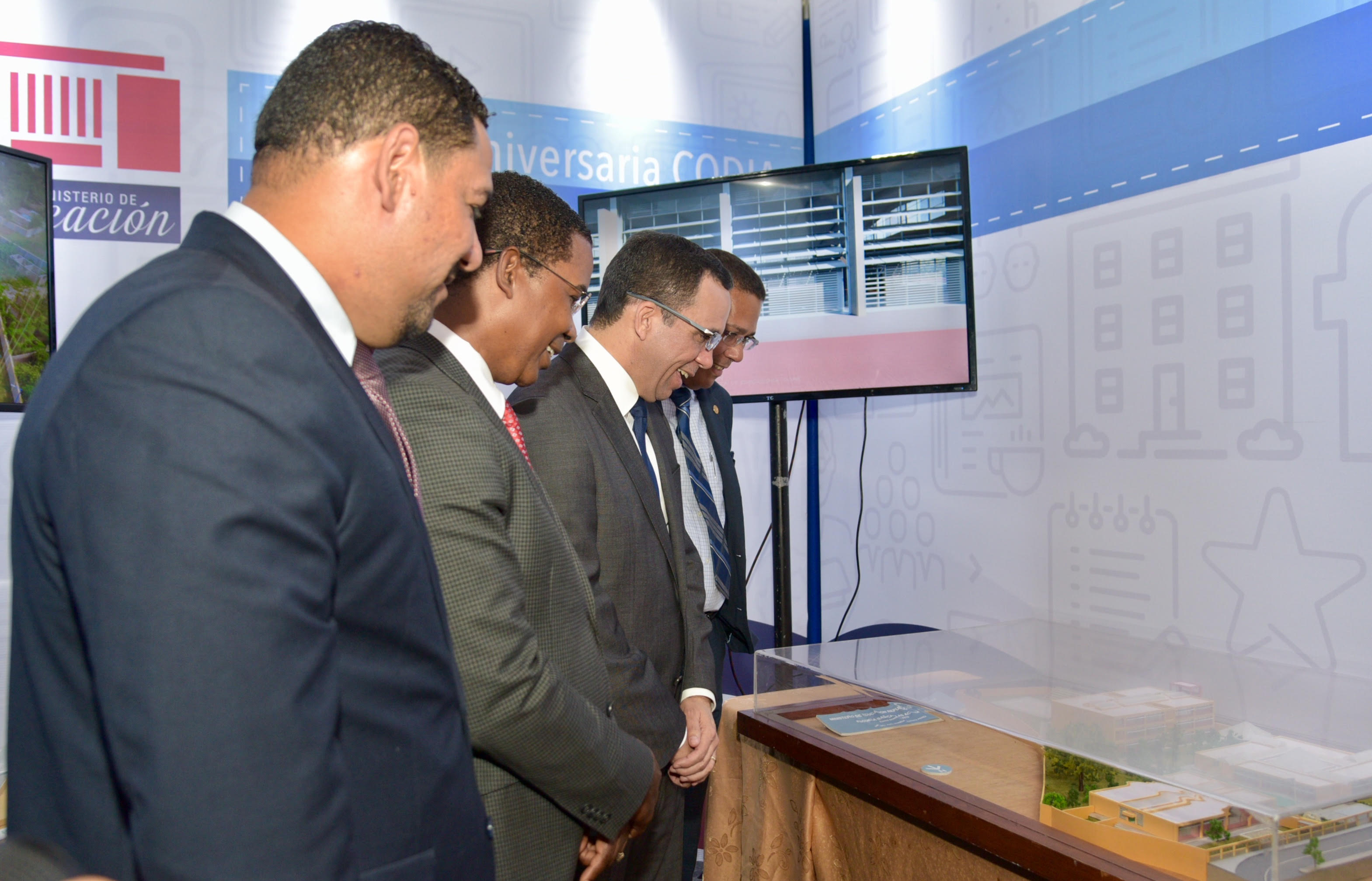  imagen Ministro de Educaci&oacute;n Andr&eacute;s Navarro de pie en podium dirigiendo conferencia magistral en el Colegio Dominicano de Ingenieros, Arquitectos y Agrimensores.&nbsp; 