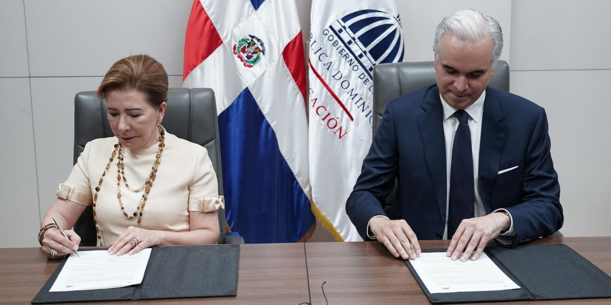  imagen ministro de Educaci&oacute;n, Luis Miguel De Camps Garc&iacute;a, junto a la presidenta de Sur Futuro, Melba Segura de Grull&oacute;n 