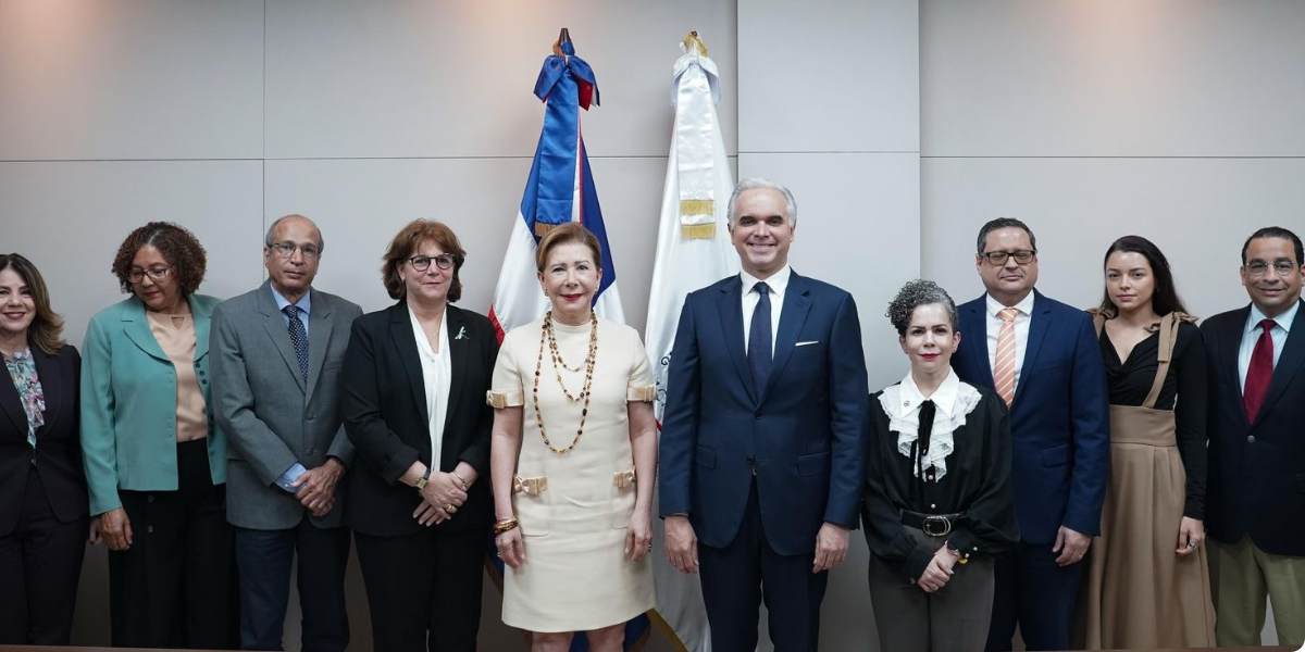  imagen ministro de Educaci&oacute;n, Luis Miguel De Camps Garc&iacute;a, junto a la presidenta de Sur Futuro, Melba Segura de Grull&oacute;n 