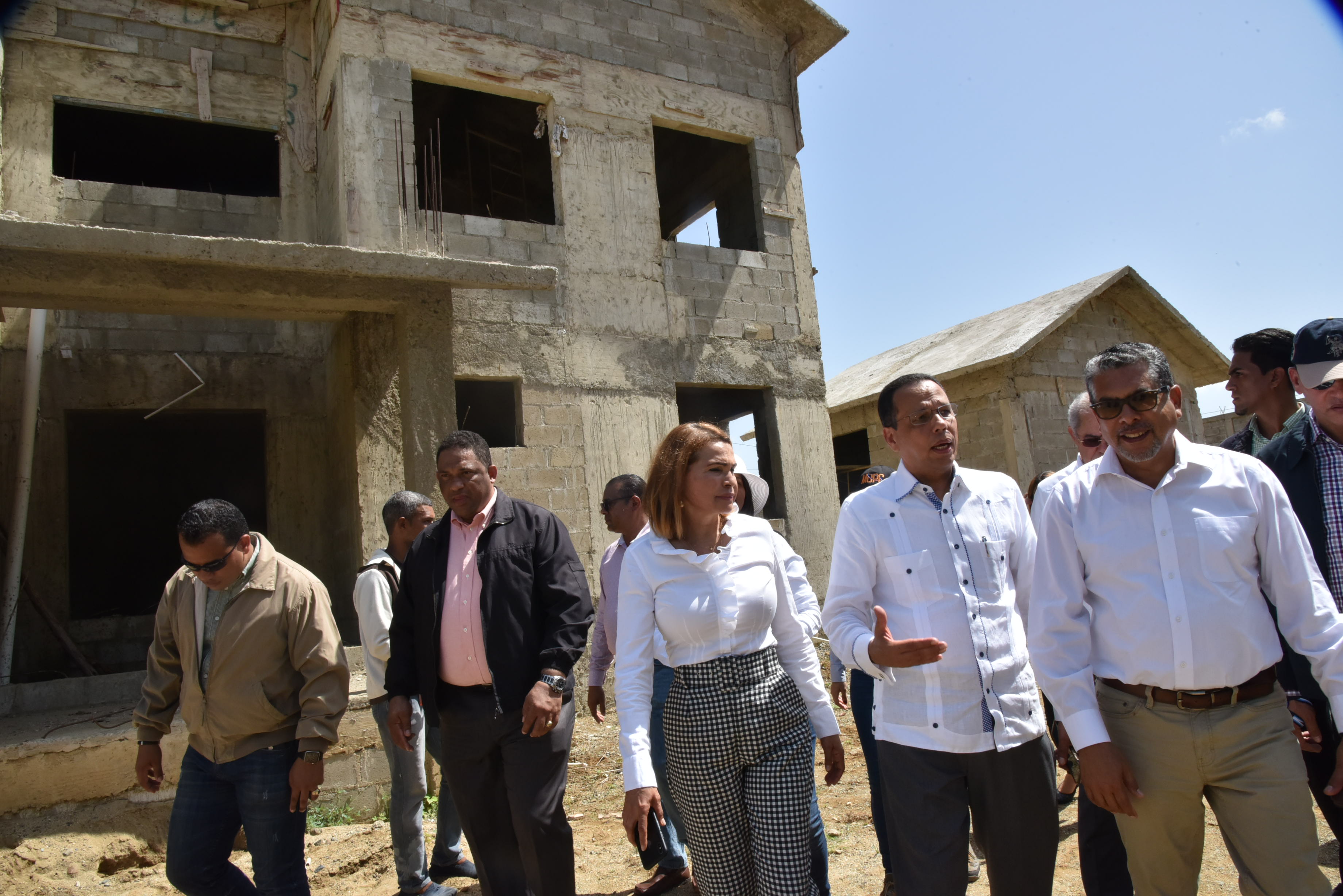  imagen Ministro de educaci&oacute;n habla con sus acompa&ntilde;antes durante recorrido. 