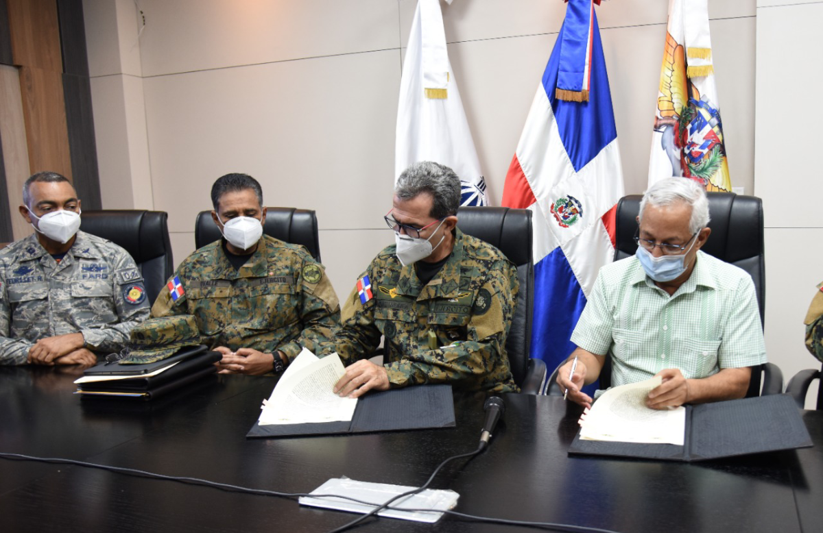  imagen Ministro de Educaci&oacute;n, &Aacute;ngel Hern&aacute;ndez, y el ministro de Defensa, teniente general Carlos Luciano D&iacute;az Morfa. 