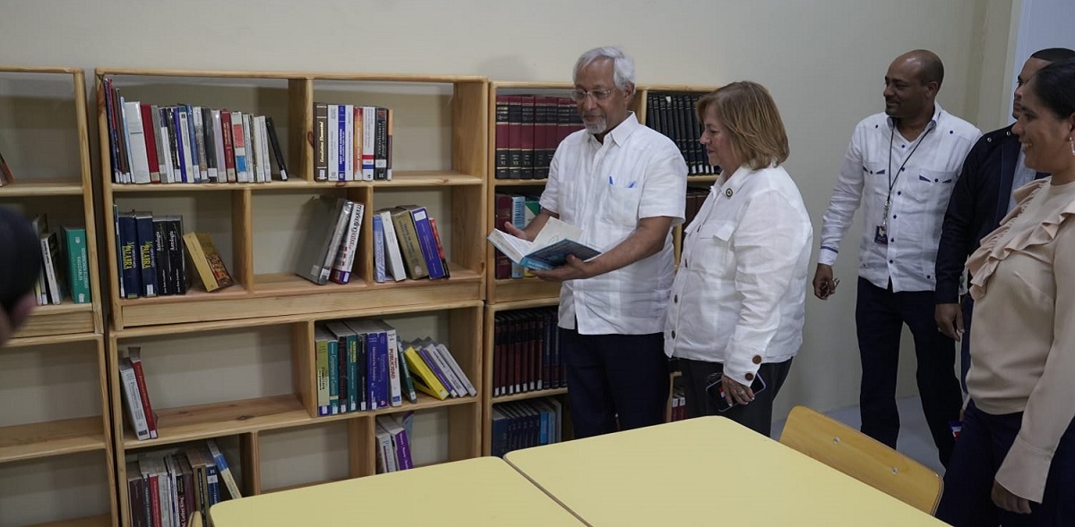 imagen Ministro de Educaci&oacute;n, &Aacute;ngel Hern&aacute;ndez parado frente a la&nbsp;Escuela Salom&eacute; Ure&ntilde;a de Henr&iacute;quez con&nbsp;dem&aacute;s personas&nbsp; 