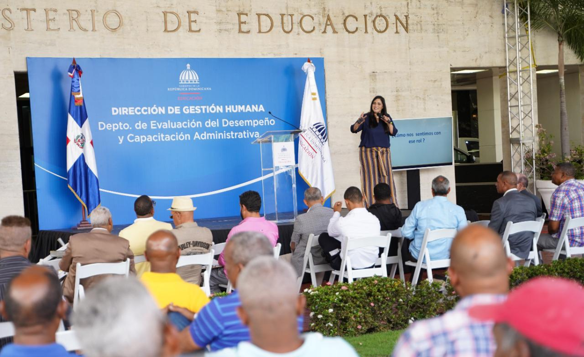  imagen Conferencista Rosaima Orozco&nbsp; impartiendo la charla&nbsp;
"Los Padres Tambi&eacute;n Dan Vida". 