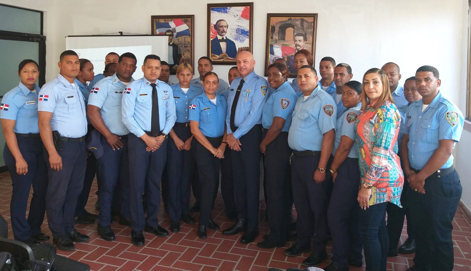  imagen Grupo de agentes de la Polic&iacute;a Escolar miemntras reciben charla de capacitazci&oacute;n. La Polic&iacute;a Escolar es una direcci&oacute;n de la Polic&iacute;a Nacional adscrita al Ministerio de Educaci&oacute;n. 