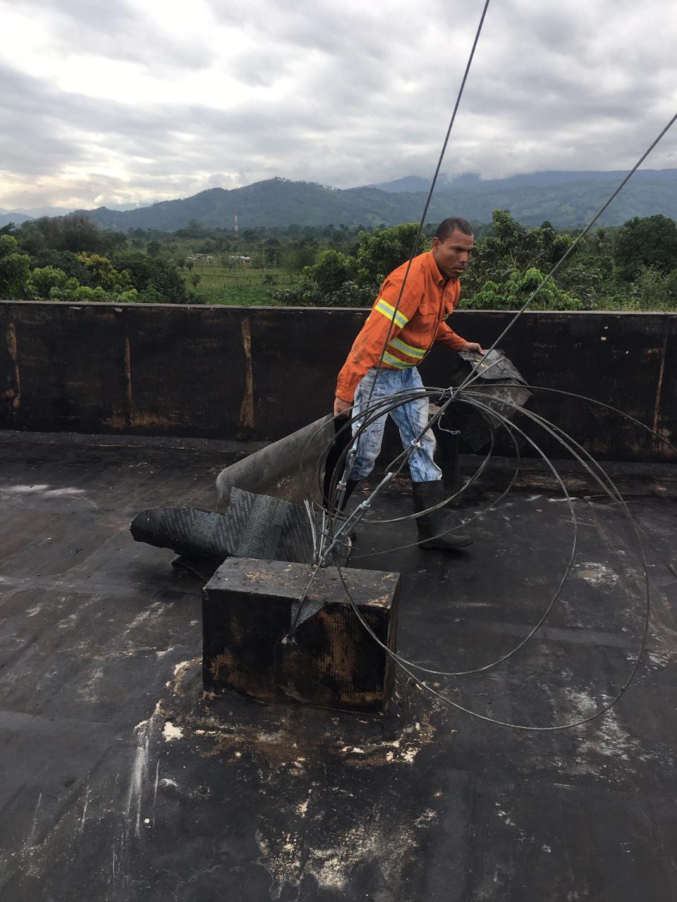  imagen Trabajadores realizan trabajos de reparaci&oacute;n 