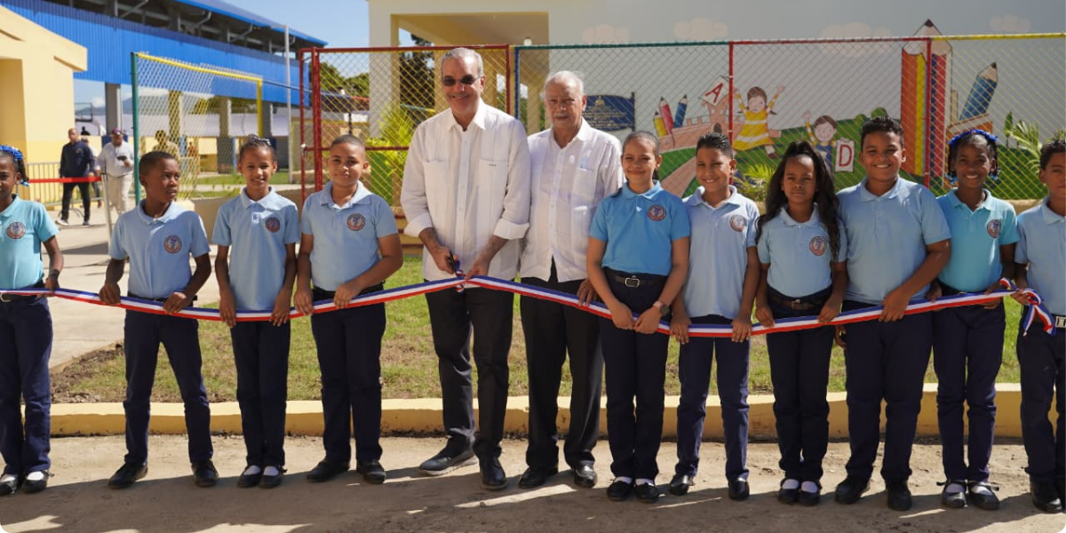  imagen El presidente de la Rep&uacute;blica Dominicana, Luis Abinader Corona, inaugur&oacute; hoy domingo, el techado de la cancha y las aulas del Nivel Inicial de la Escuela Francisco Javier Ure&ntilde;a Canela, en la provincia Dajab&oacute;n, 