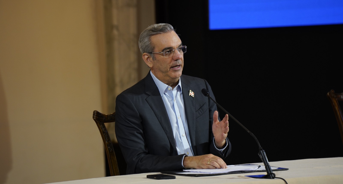 imagen Presidente de la Rep&uacute;blica Dominicana, Luis Abinader, ministro de Educaci&oacute;n, &Aacute;ngel Hern&aacute;ndez y&nbsp; Ancell Schecker, viceministra de Asuntos T&eacute;cnicos y Pedag&oacute;gicos encabezan acto. 