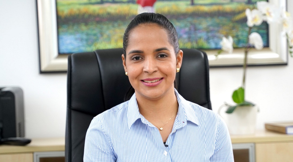  imagen Dilia Stephany Ubiera, directora de Gesti&oacute;n Humana sentada en su oficina&nbsp; 