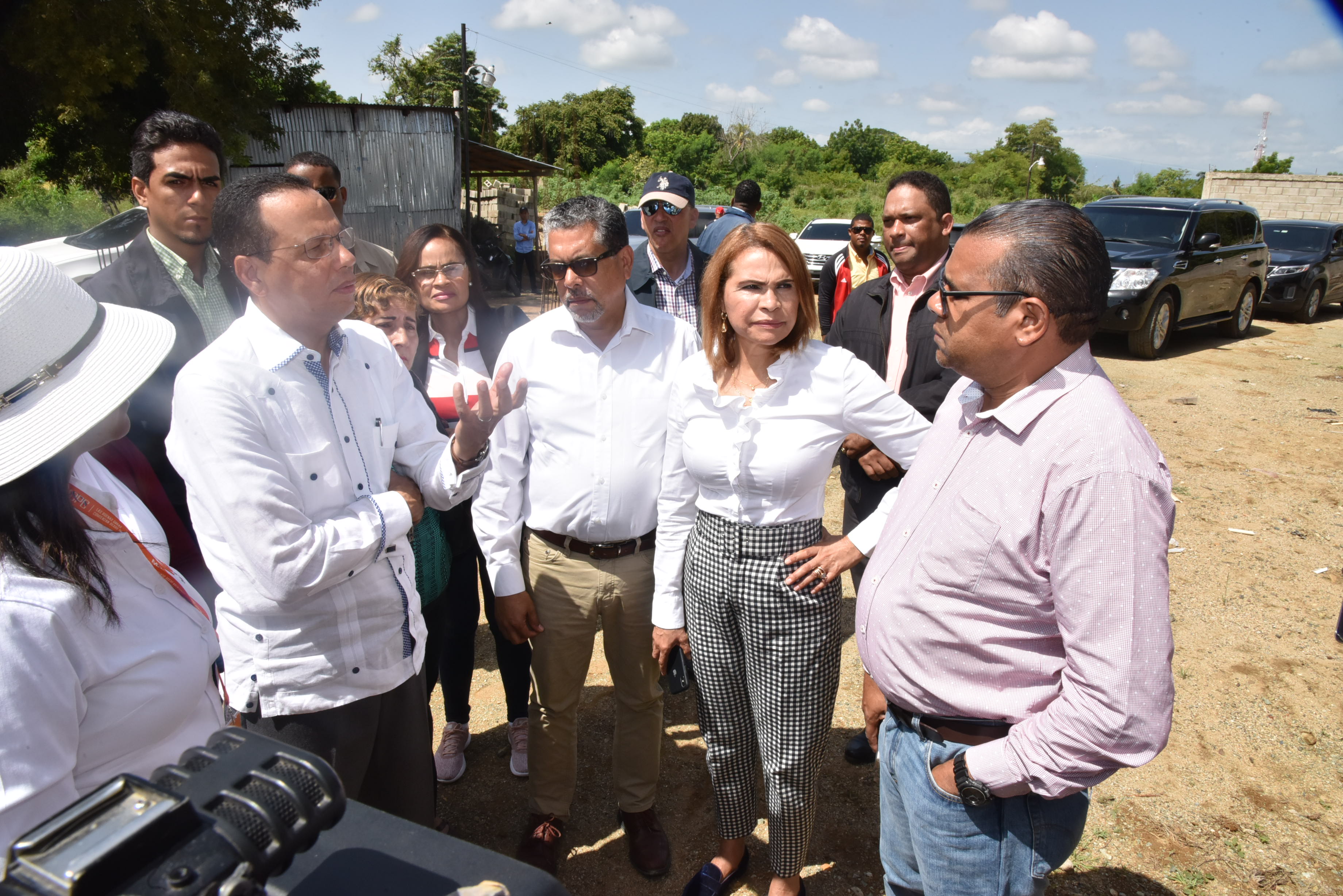  imagen Ministro de educaci&oacute;n habla con sus acompa&ntilde;antes durante recorrido. 