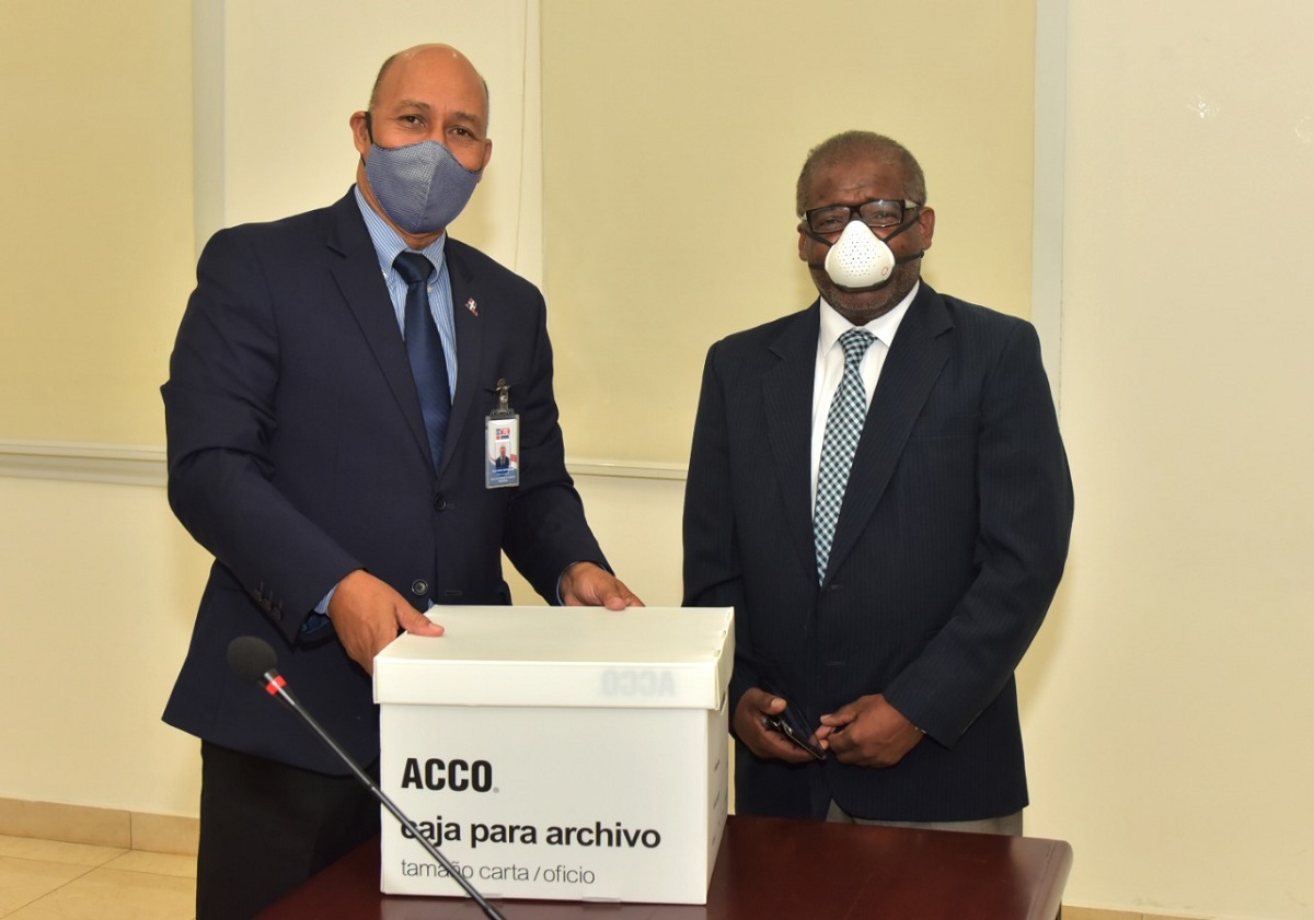  imagen Director de Gabinete Ministerial, Henry Santos, y el profesor Julito Fulcar 