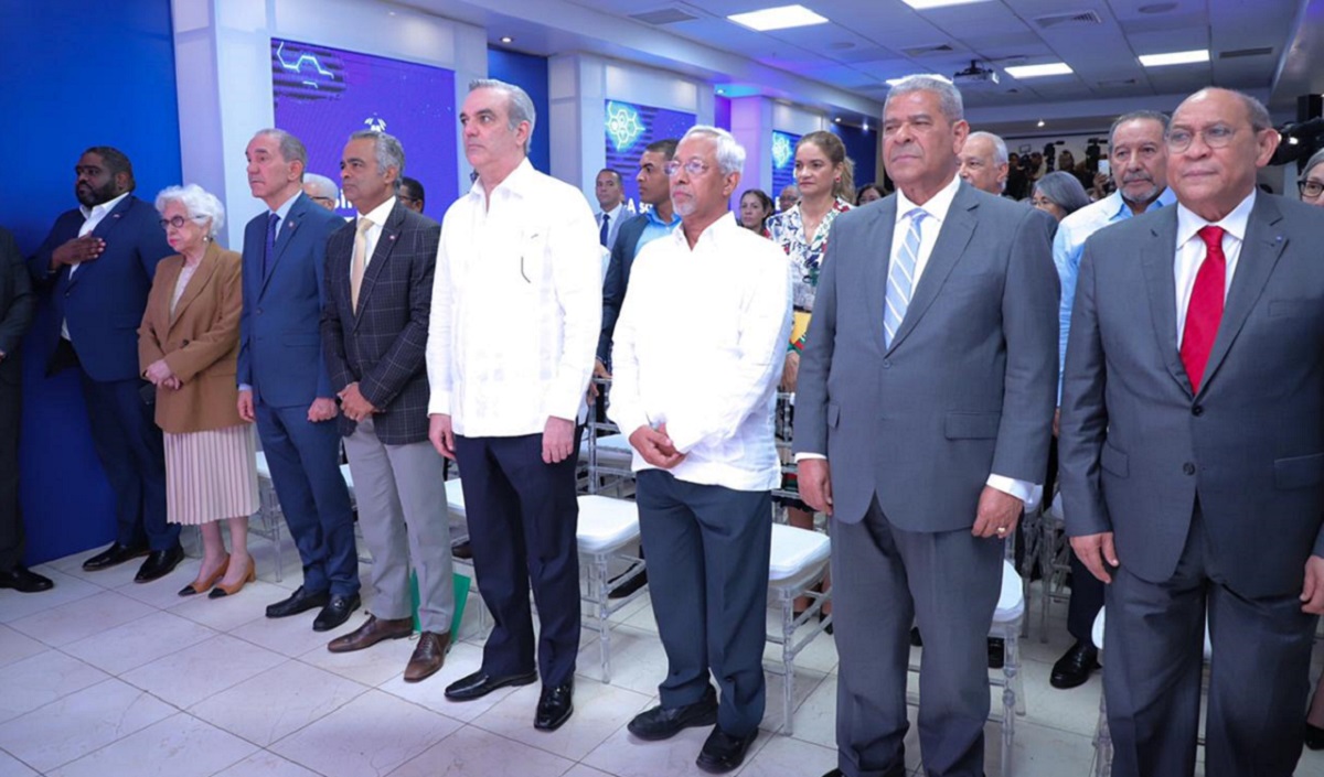  imagen Presidente Luis Abinader junto a Ministro de Educaci&oacute;n, &Aacute;ngel Hern&aacute;ndez parados en lanzamiento de&nbsp;Expediente &Uacute;nico Educativo 