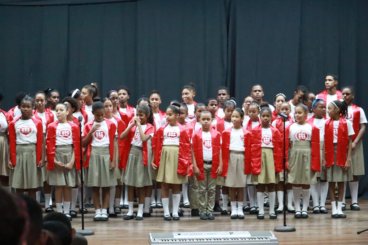  imagen El encuentro coral de cierre organizado por el &Aacute;rea de Educaci&oacute;n Art&iacute;stica, de la Direcci&oacute;n General de Curr&iacute;culo, se desarroll&oacute; en el Auditorio del Club Mauricio B&aacute;ez del sector de Villa Juana, en Santo Domingo, a partir de las 9 de la ma&ntilde;ana.
&nbsp; 
