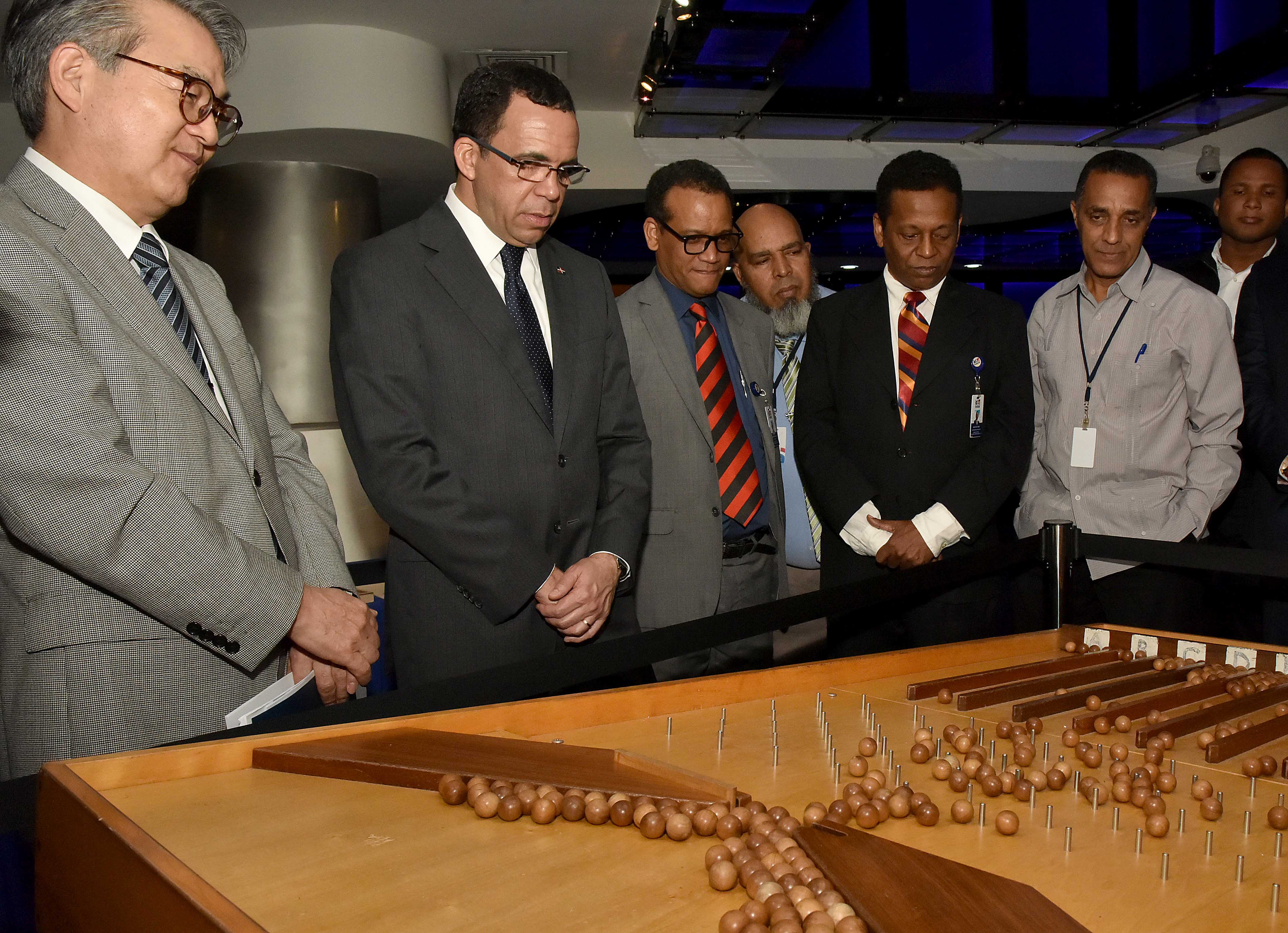  imagen Ministro Andr&eacute;s Navarro junto a embajador de Jap&oacute;n en RD y miembros de su gavinete, recorren museo de Matem&aacute;ticas&nbsp; 