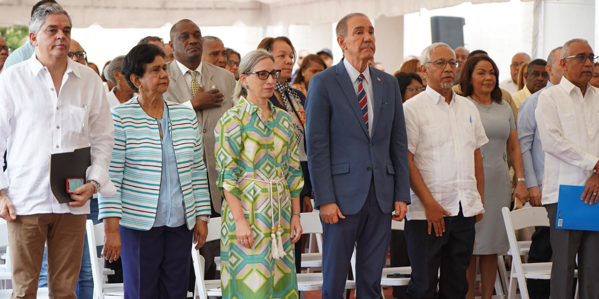  imagen Viceministra&nbsp;Ancell Scheker y Ministro&nbsp;&nbsp;&Aacute;ngel Hern&aacute;ndez la explanada de la Sede 