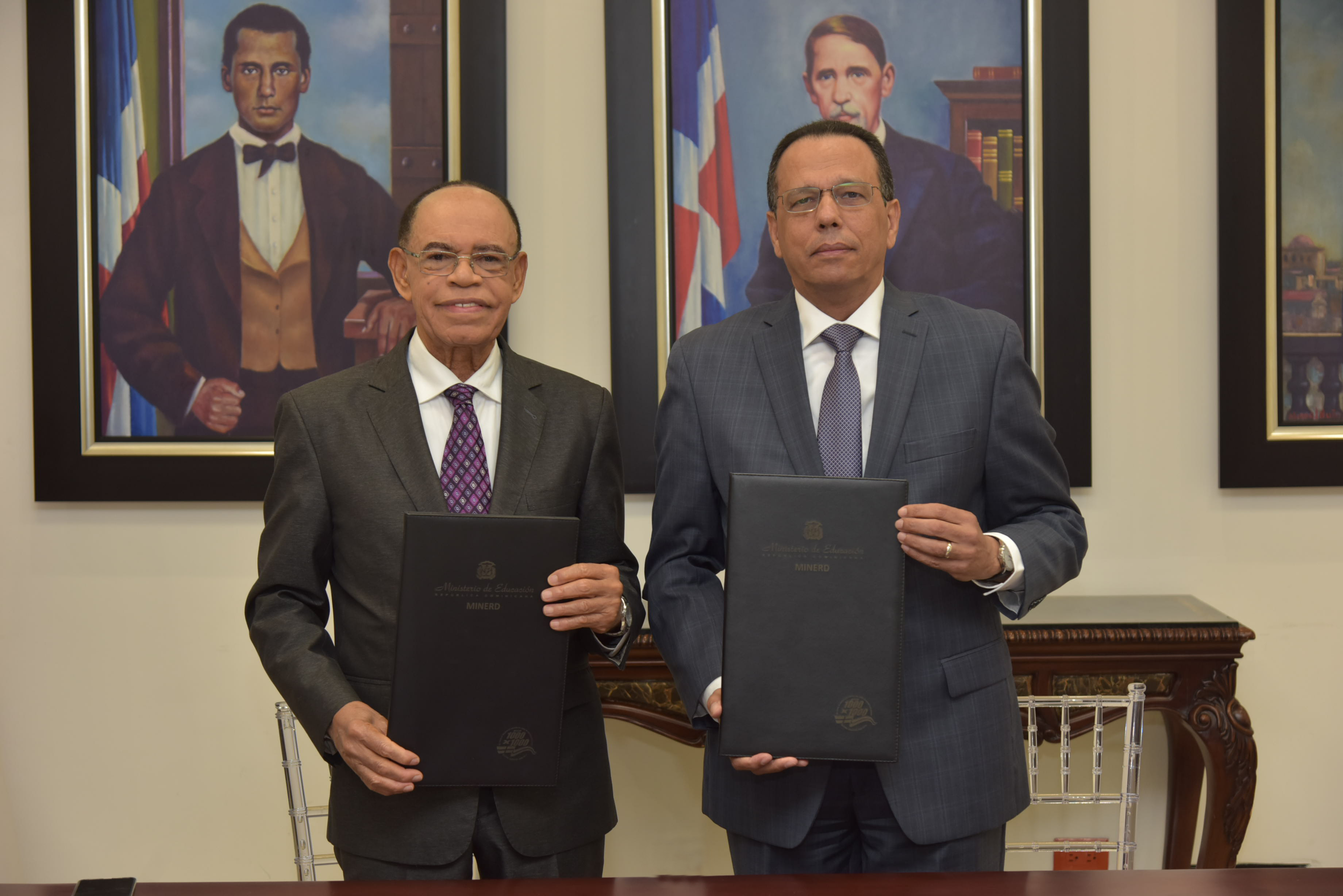  imagen El ministro de Educaci&oacute;n, Antonio Pe&ntilde;a Mirabal, encabez&oacute; la juramentaci&oacute;n y firma del estatuto de la nueva comisi&oacute;n de &eacute;tica de la instituci&oacute;n. En la imagen, ministro Pe&ntilde;a Mirabal&nbsp;acompa&ntilde;ado del director de &Eacute;tica e Integridad Gubernamental (DICEIG), Lidio Cadet. 