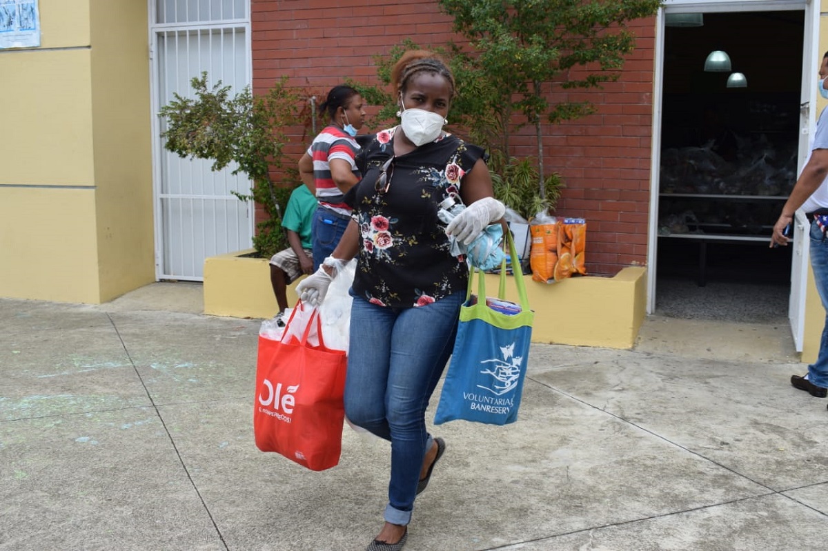  imagen La entrega de los kits de alimentos crudos fue realizada de manera exitosa, tomando en cuenta el protocolo establecido para la distribuci&oacute;n de los mismos, las medidas de distanciamiento social y el estricto orden requerido durante el per&iacute;odo de suspensi&oacute;n de docencia por el estado de emergencia nacional ante la pandemia del COVID-19.
&nbsp; 