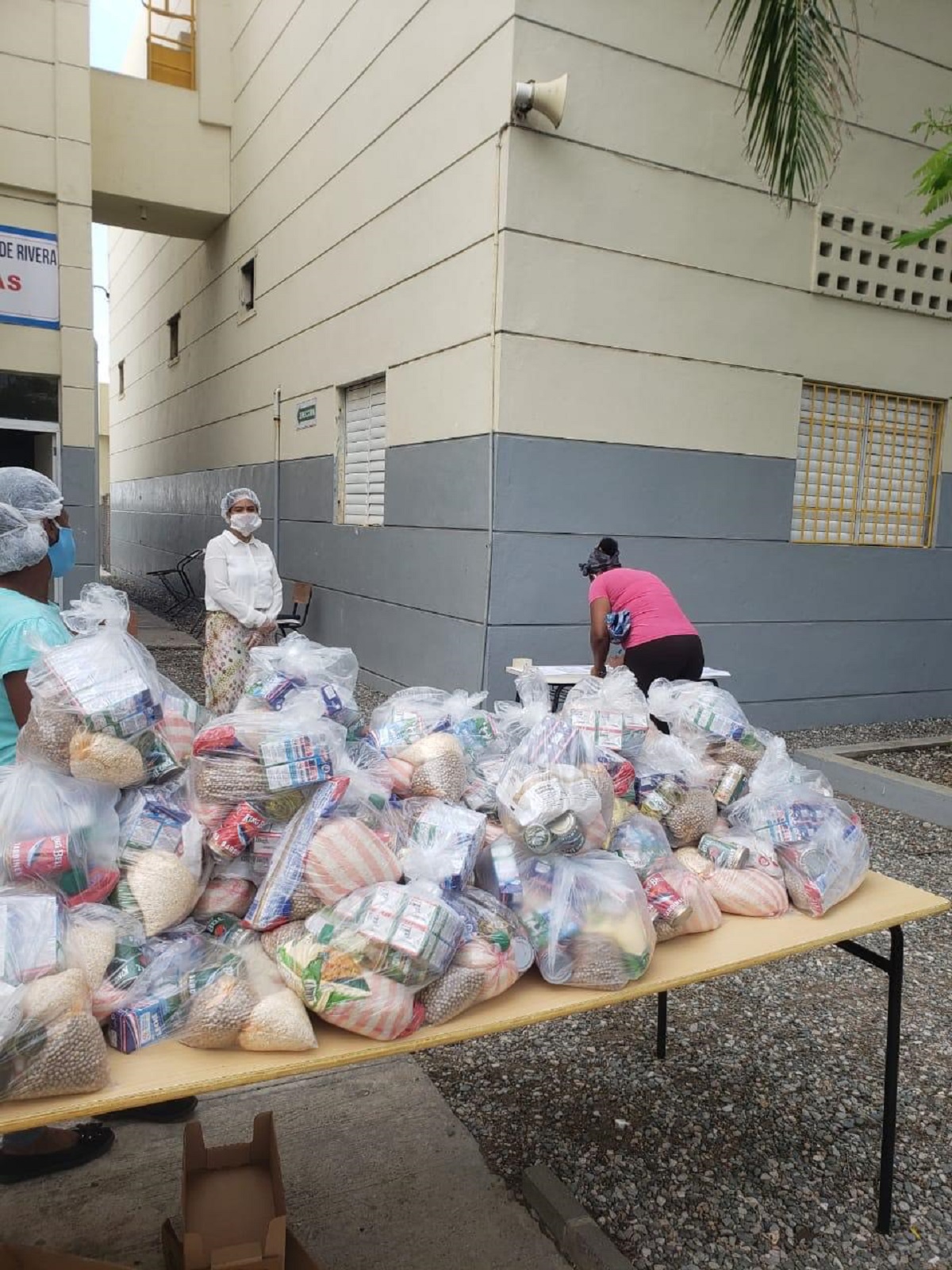  imagen El proceso de entrega estuvo encabezado por la directora del distrito educativo, Magnolia Carrasco Feliz, junto a los t&eacute;cnicos distritales del INABIE, Elizabeth Encarnaci&oacute;n y Cristino P&eacute;rez, miembros de la Polic&iacute;a Escolar, adem&aacute;s de directores de centros educativos, el personal administrativo y las Asociaciones de Padres, Madres y Amigos de la Escuela (APMAES).
&nbsp; 