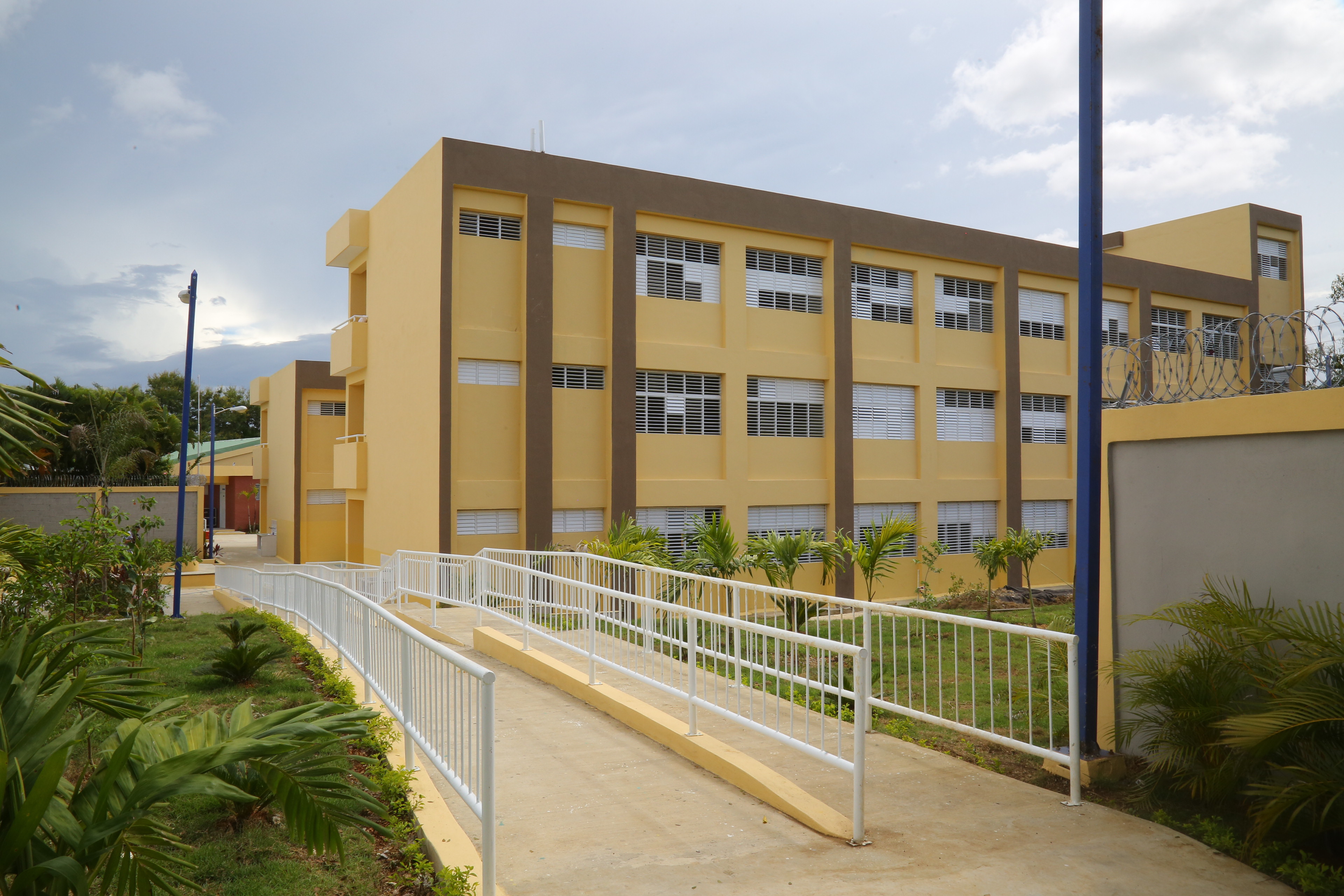  imagen Presidente Danilo Medina de pie junto a Ministro Andr&eacute;s Navarro y dem&aacute;s autoridades educativas cortando cinta dejando inaugurado tres planteles educativos 