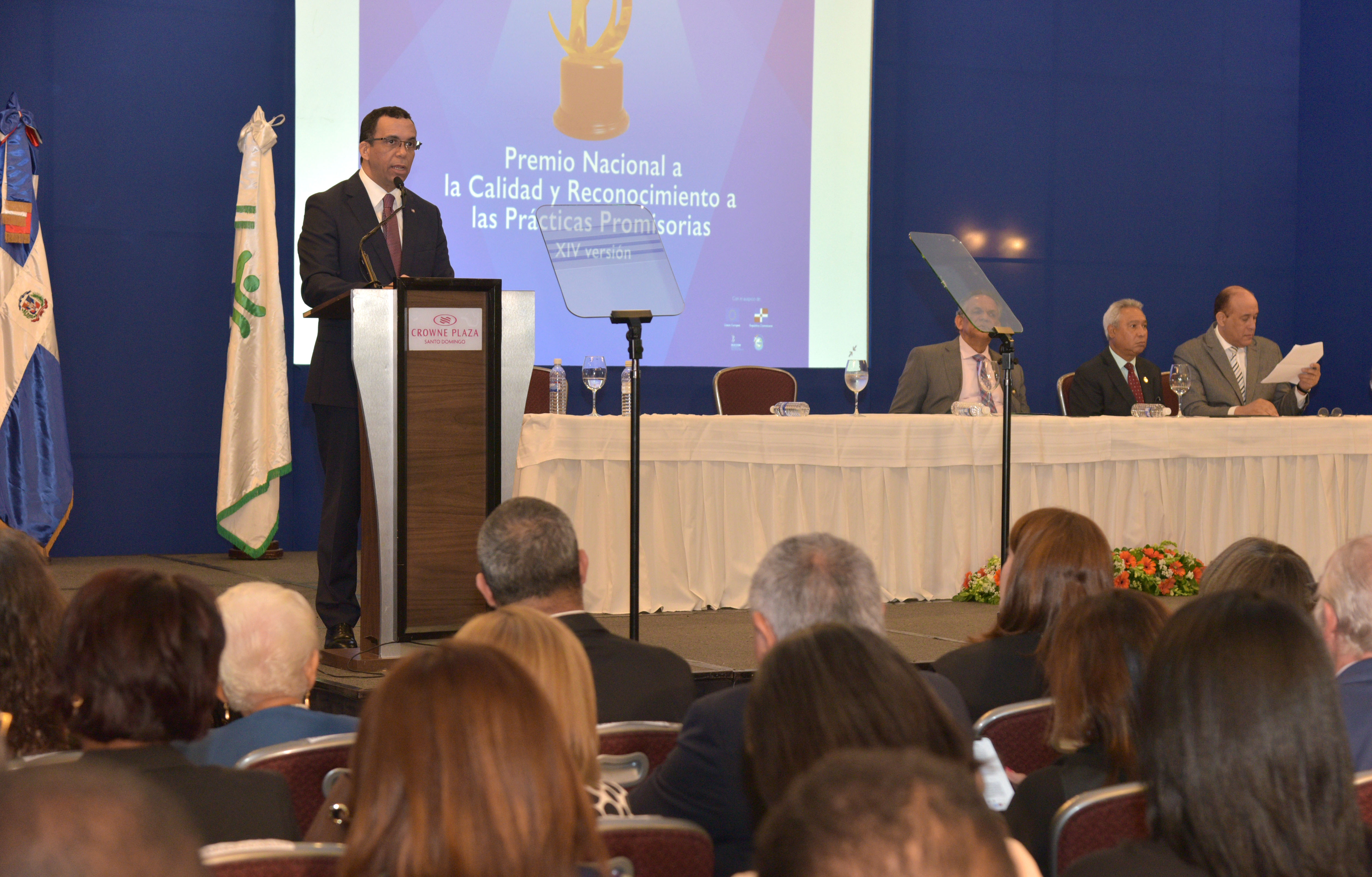  imagen Ministro Andr&eacute;s Navarro junto al Ministro Ventura Camejo entregan premio a la Calidad Institucional&nbsp; 