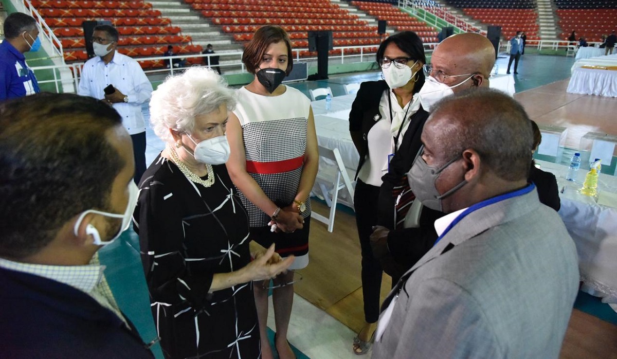  imagen La doctora Milagros Ortiz Bosch, directora de &Eacute;tica gubernamental y miembro de la Mesa de Veedur&iacute;a, quien asisti&oacute; al proceso de recepci&oacute;n de ofertas para la adquisici&oacute;n de dispositivos, calific&oacute; el proceso como correcto y oportuno, destac&oacute; la participaci&oacute;n que se ha dado a los observadores y el acceso que estos han tenido a cada uno de los pasos agotados durante la jornada.&nbsp;
&nbsp; 