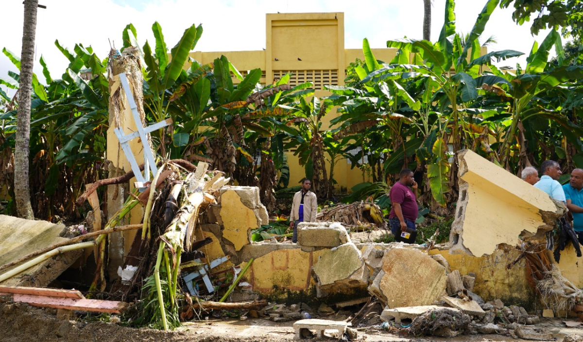  imagen Pared totalmente destruida en una Escuela por las lluvias ocasionadas el viernes pasado. 