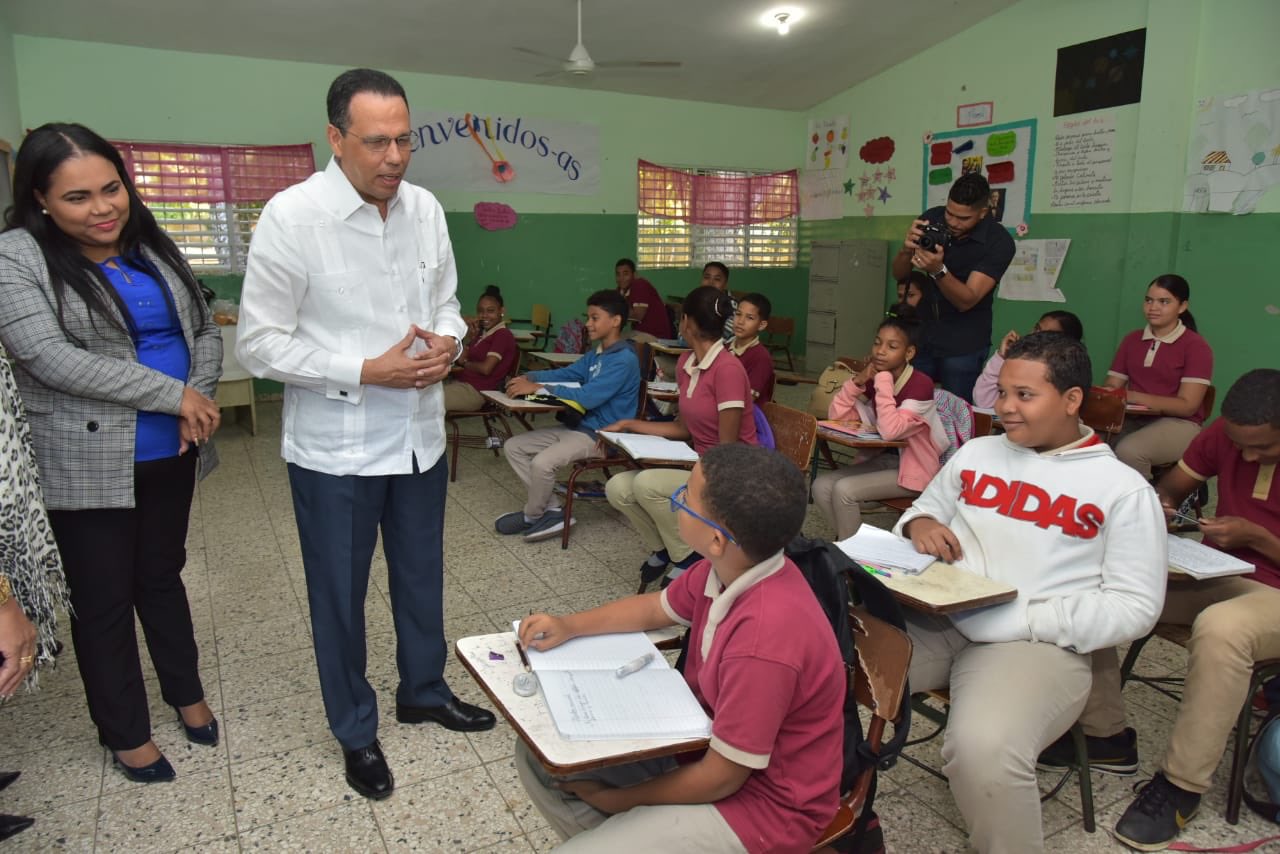  imagen Ministro Pe&ntilde;a Mirabal visita centro educativo junto a la directora del distrito educativo 07. 