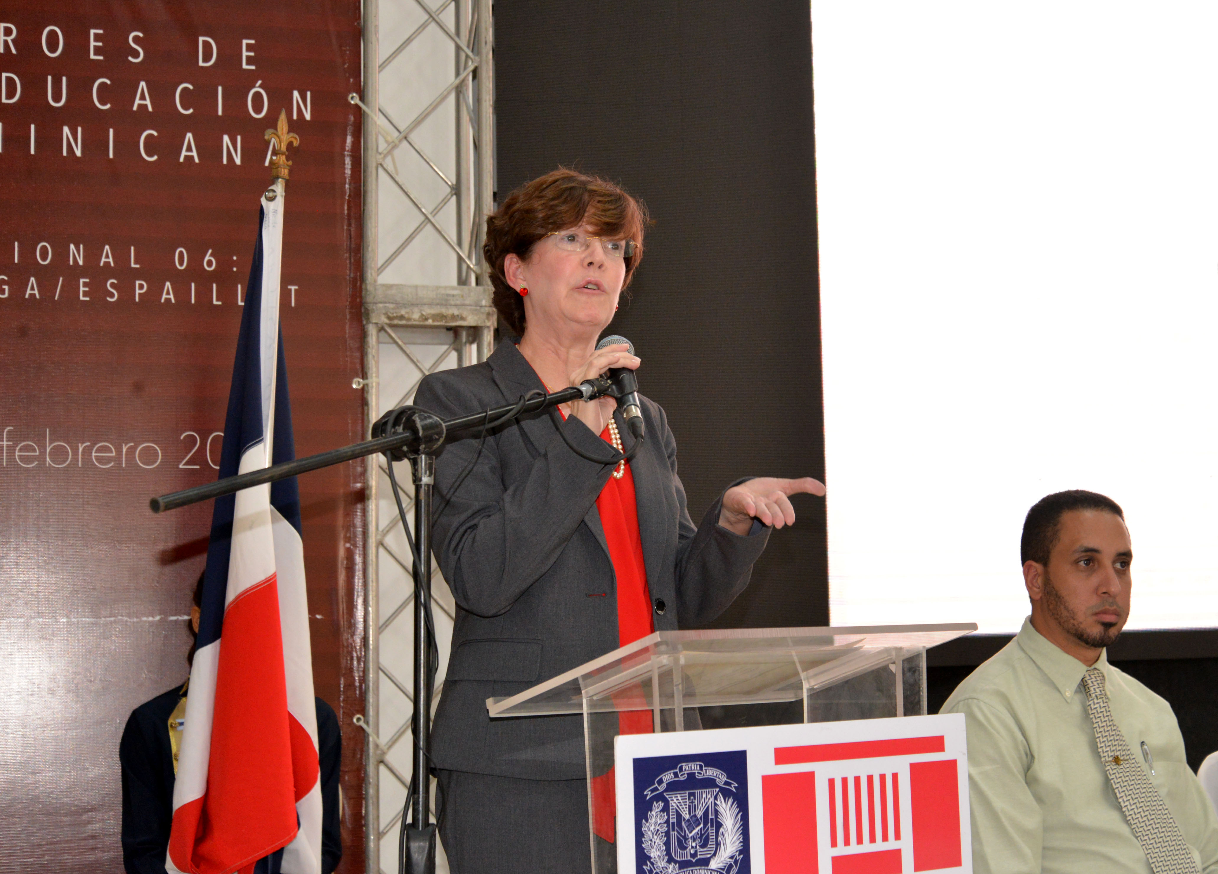  imagen Autoridades del Ministerio de Educaci&oacute;n de pie entregando libros H&eacute;roes de la Educaci&oacute;n Dominicana 