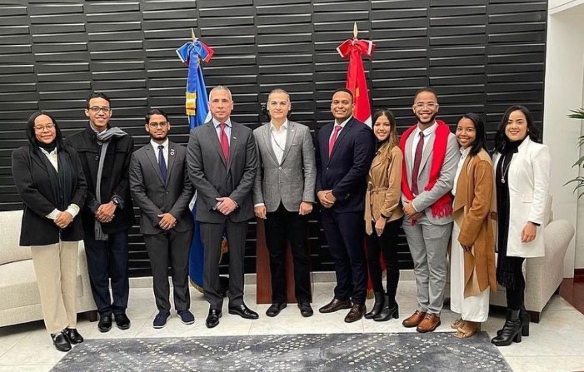  imagen Representantes de la Unidad Modelo de las Naciones Unidas del Ministerio de Educaci&oacute;n de la Rep&uacute;blica Dominicana (UMNURD). 