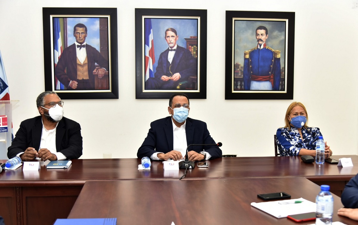  imagen Ministro Pe&ntilde;a Mirabal durante la reuni&oacute;n 