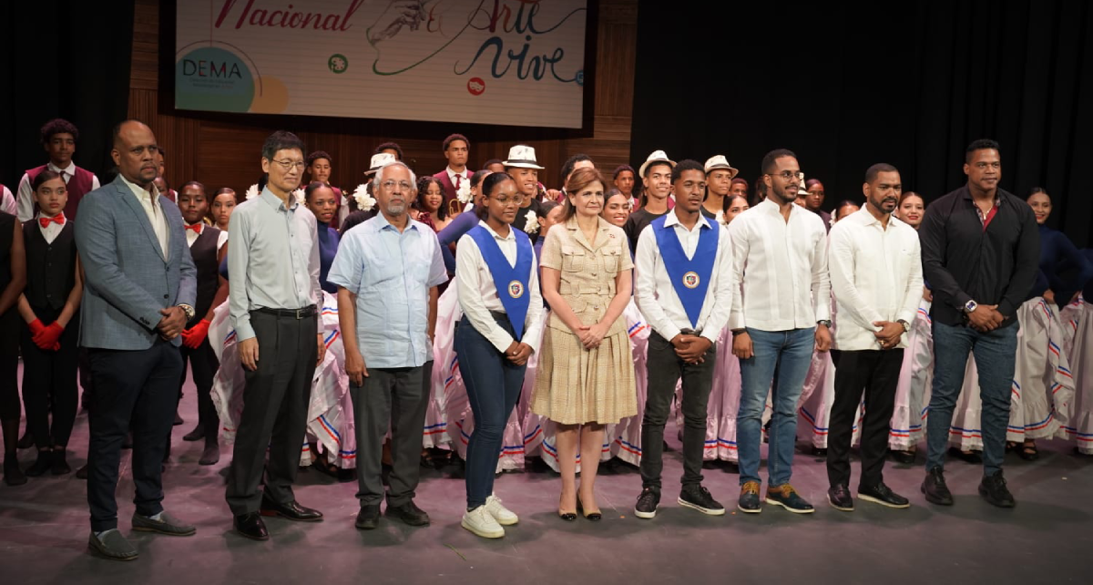  imagen La vicepresidenta de la Rep&uacute;blica, Raquel Pe&ntilde;a y el ministro de Educaci&oacute;n, &Aacute;ngel Hern&aacute;ndez reunidos con el ministro de la Juventud, Rafael F&eacute;liz, director de la Modalidad en Artes, Werner Ram&iacute;rez y los hermanos Ventura. 