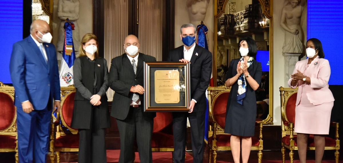  imagen Luis Santos Lora, Director General de Cultura del Ministerio de Educaci&oacute;n; miembros del Consejo Nacional de Educaci&oacute;n, viceministros y funcionarios del Ministerio de Educaci&oacute;n, directores Regionales, Distritales y Departamentales del Ministerio de Educaci&oacute;n. 