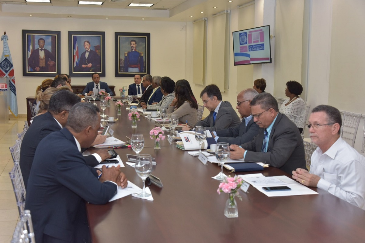  imagen Autoridades del MINERD reunidos 