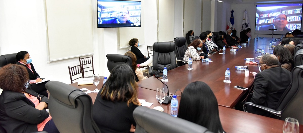  imagen La actividad, organizada por la Direcci&oacute;n de Recursos Humanos, a trav&eacute;s del Departamento de Evaluaci&oacute;n del Desempe&ntilde;o y Capacitaci&oacute;n Administrativa, cont&oacute; como panelistas con Karina Corval&aacute;n, t&eacute;cnico de la Direcci&oacute;n de Equidad de G&eacute;nero y Desarrollo; Bethania Leger, t&eacute;cnica docente nacional de la Direcci&oacute;n de Orientaci&oacute;n y Psicolog&iacute;a, y Luis Berg&eacute;s, psic&oacute;logo cl&iacute;nico y terapeuta familiar, quien expuso de forma virtual.
&nbsp; 