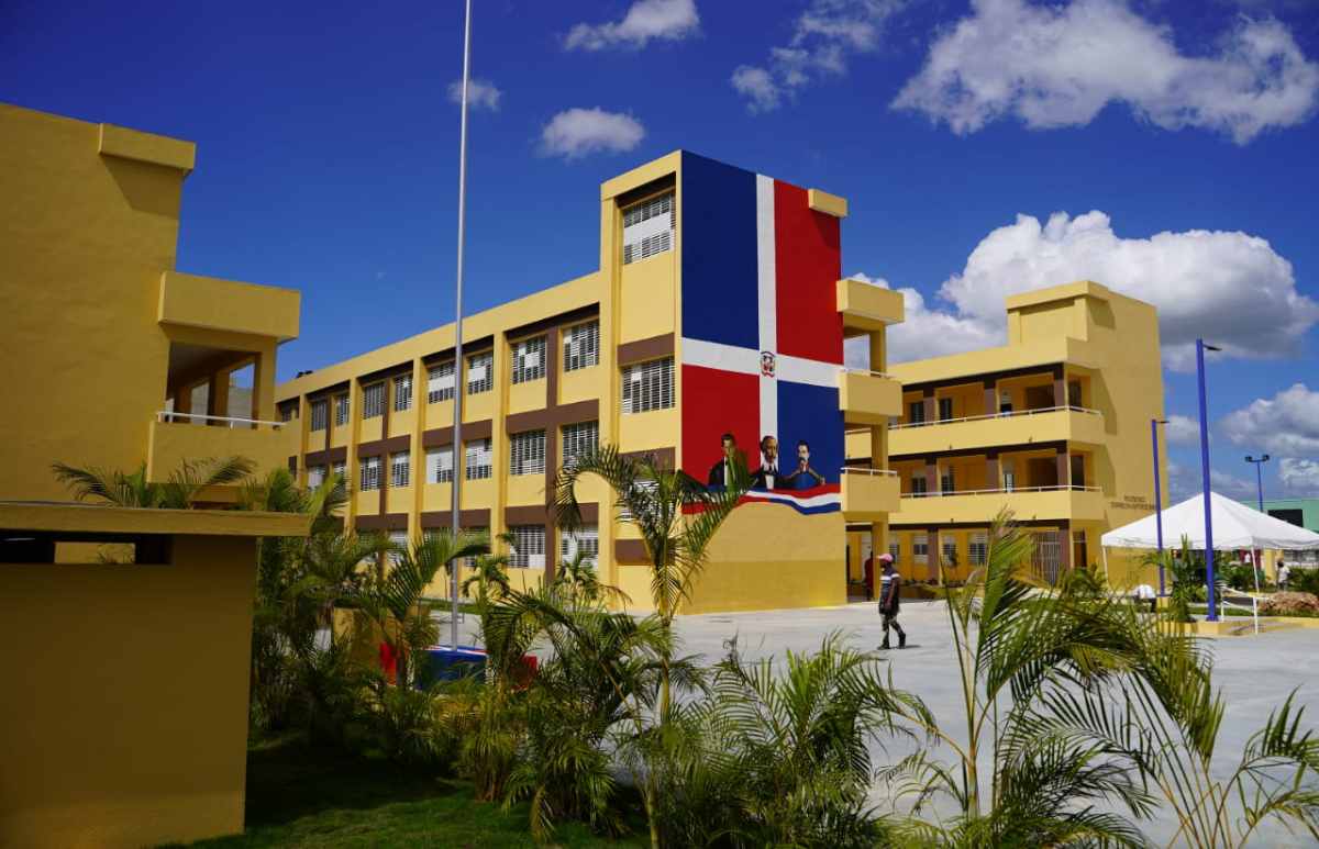  imagen Presidente Luis Abinader inaugura polit&eacute;cnico Evangelina Santos de Berg&eacute;s en ciudad Juan Bosh 