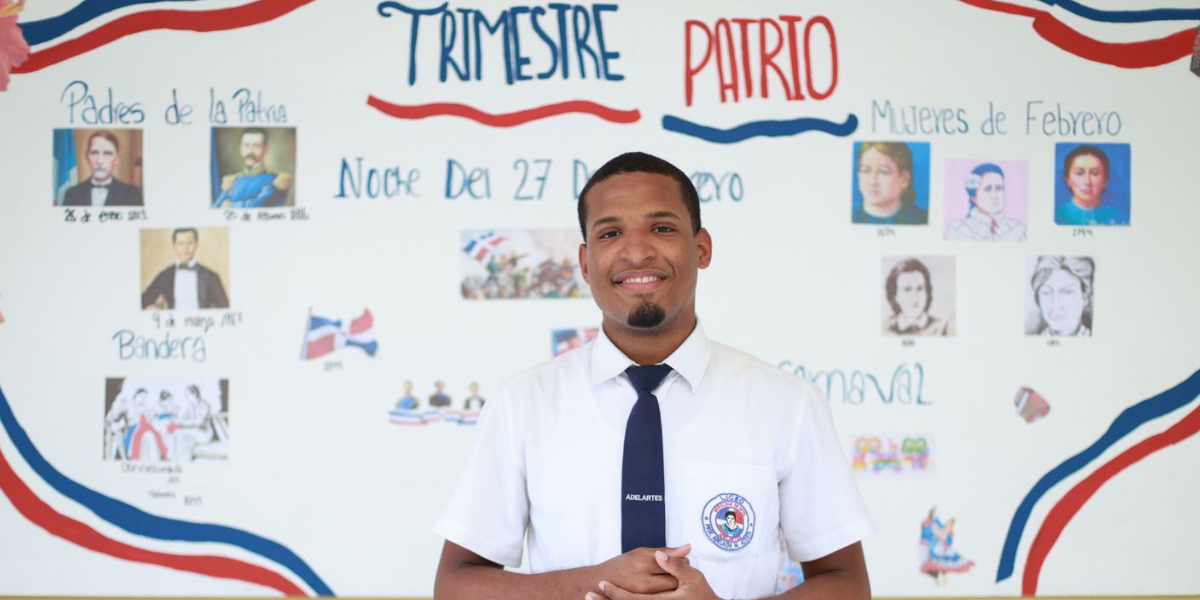  imagen Fotos de estudiantes izando la bandera dominicana&nbsp; 