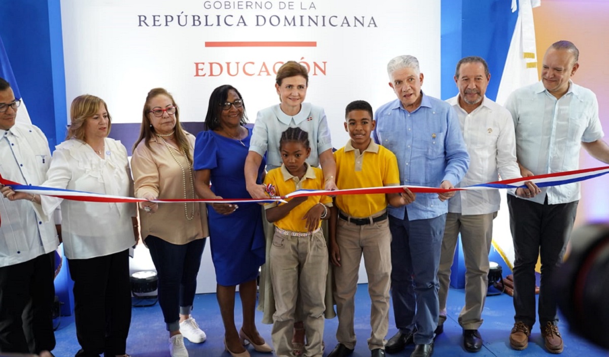  imagen &nbsp;vicepresidenta Raquel Pe&ntilde;a y viceministro de Educaci&oacute;n, &Oacute;scar Amarg&oacute;s en inauguraci&oacute;n de dos centros educativos.&nbsp; 