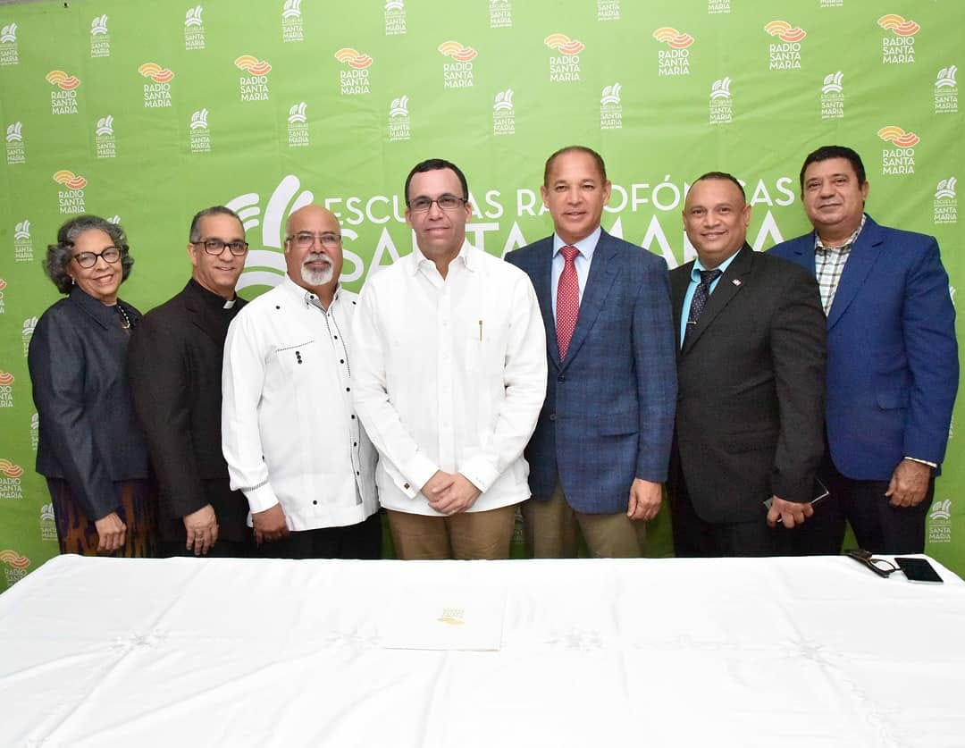  imagen Ministro Andr&eacute;s Navarro y director de las Escuelas Radiof&oacute;nicas Santa Mar&iacute;a, P. Jos&eacute; Victoriano Reyes, sentados firmando convenio de colaboraci&oacute;n para definir pol&iacute;ticas y emprender acciones conjuntas dirigidas al fortalecimiento y ampliaci&oacute;n de la educaci&oacute;n a distancia de personas j&oacute;venes y adultas. 