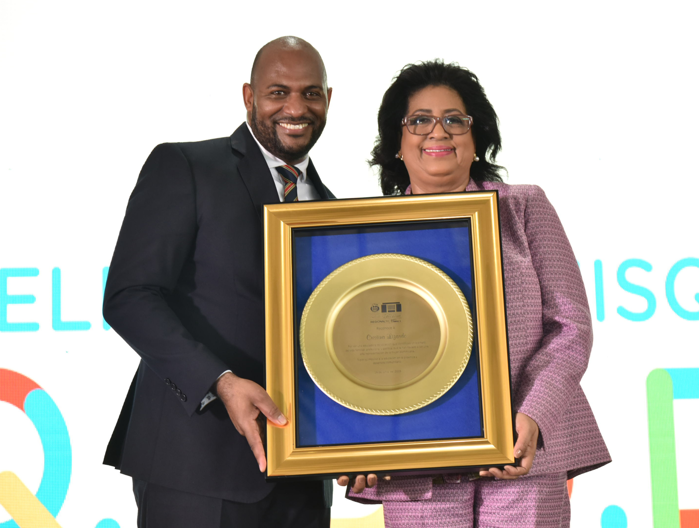  imagen Grupo de estudiantes porristas durante una de sus presentaciones. 