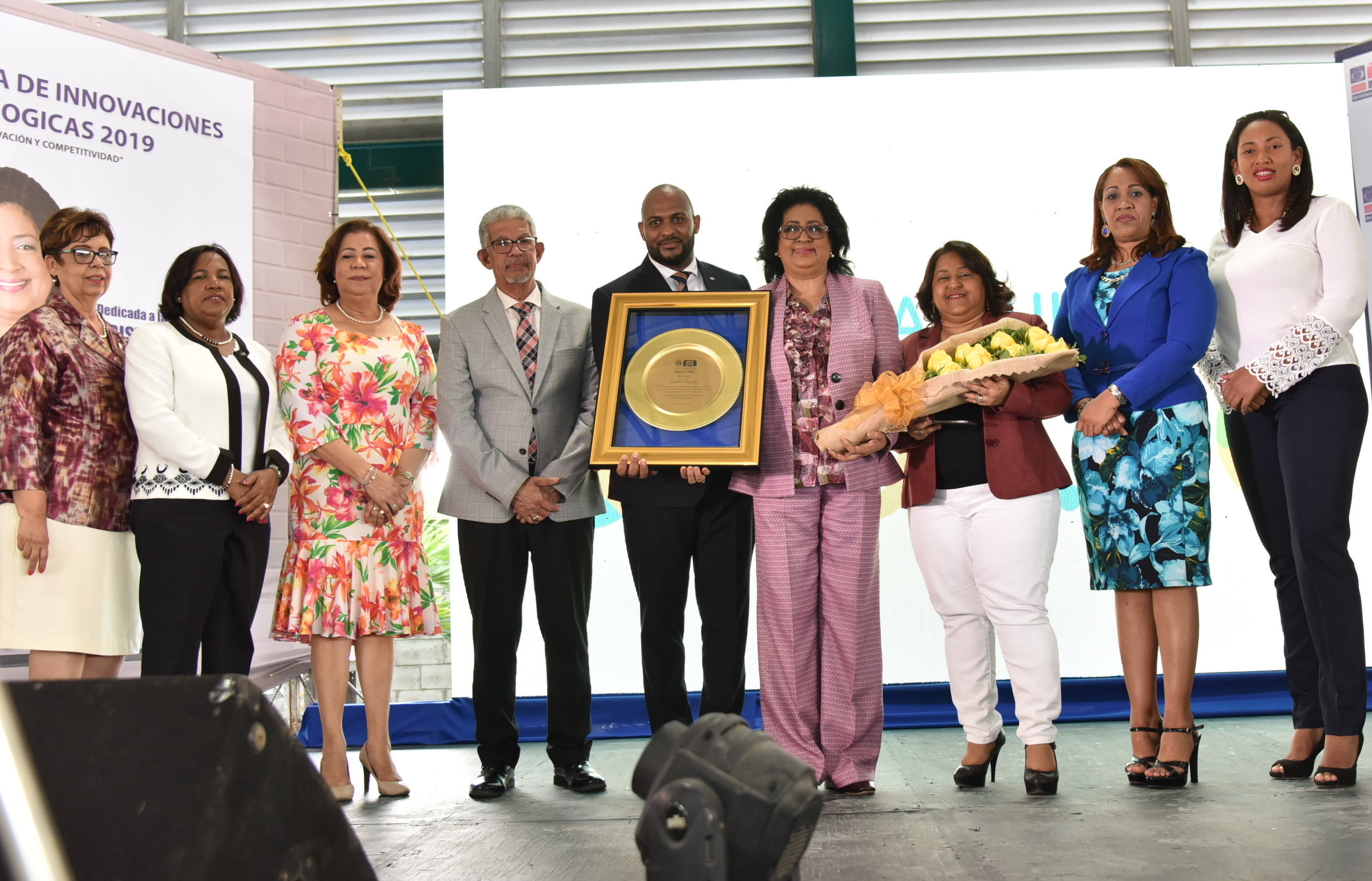  imagen Grupo de estudiantes porristas durante una de sus presentaciones. 