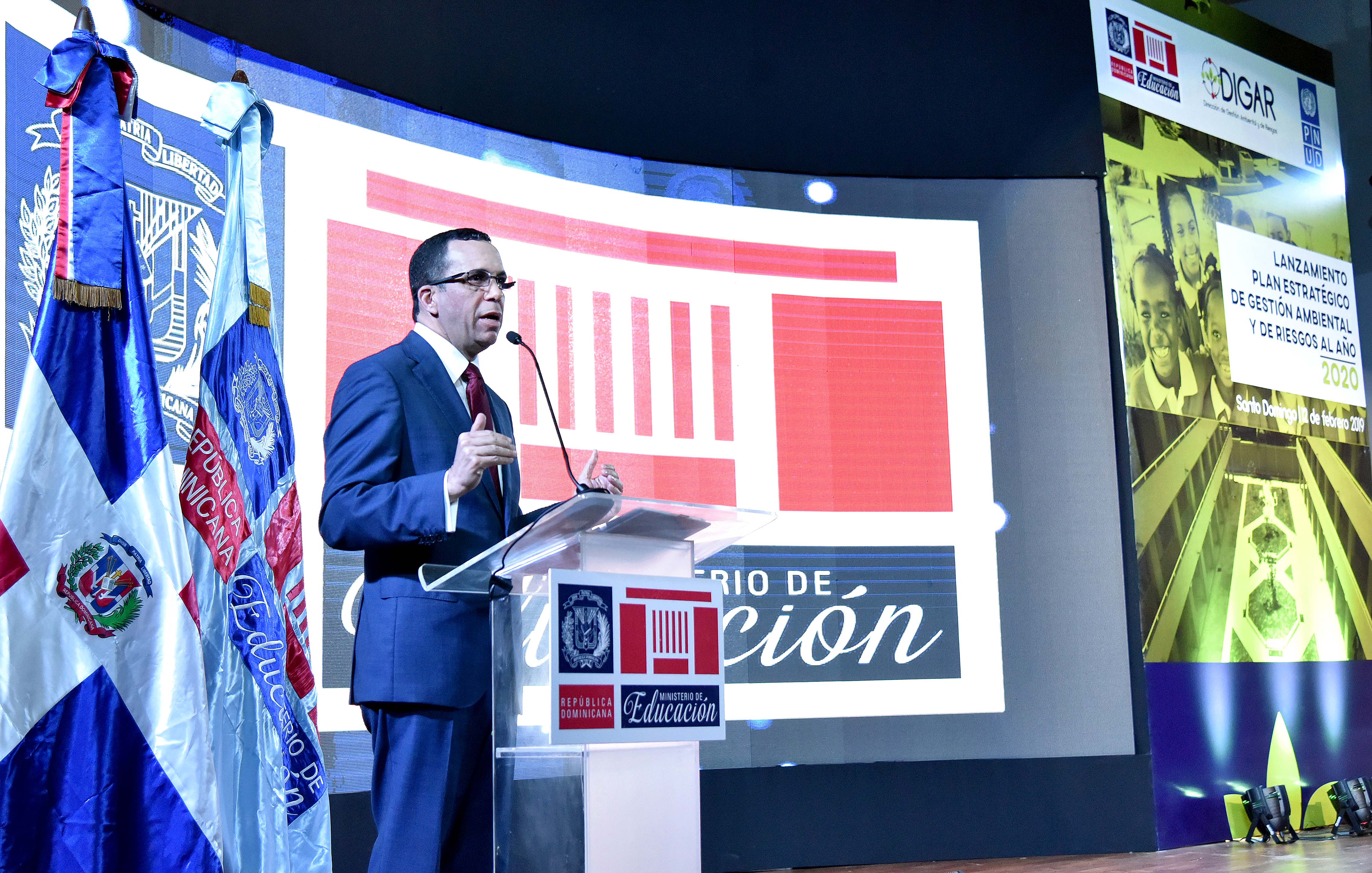  imagen Ministro Andr&eacute;s Navarro de pie entregando Plan Ambiental de Gesti&oacute;n de Riesgos&nbsp; 