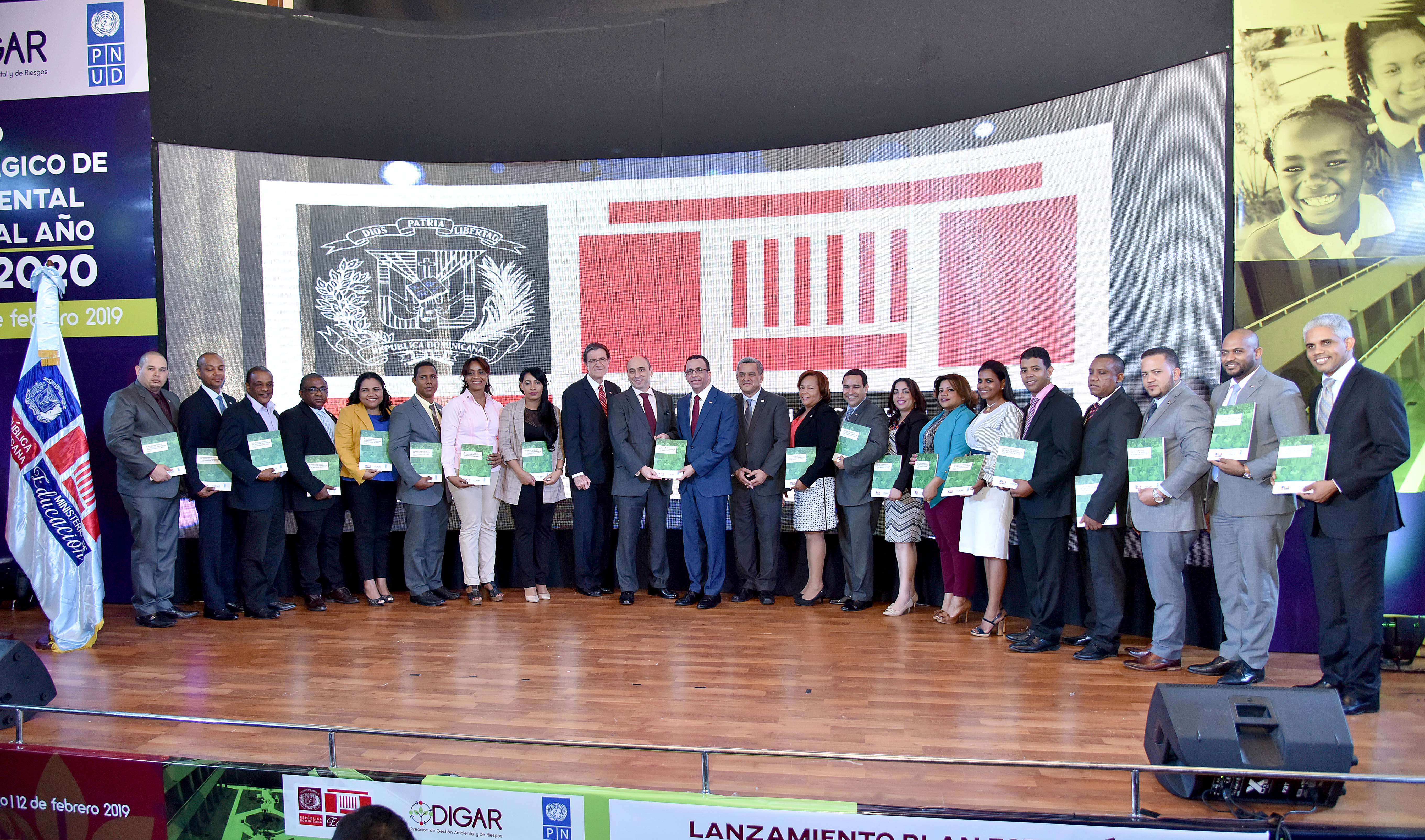  imagen Ministro Andr&eacute;s Navarro de pie entregando Plan Ambiental de Gesti&oacute;n de Riesgos&nbsp; 