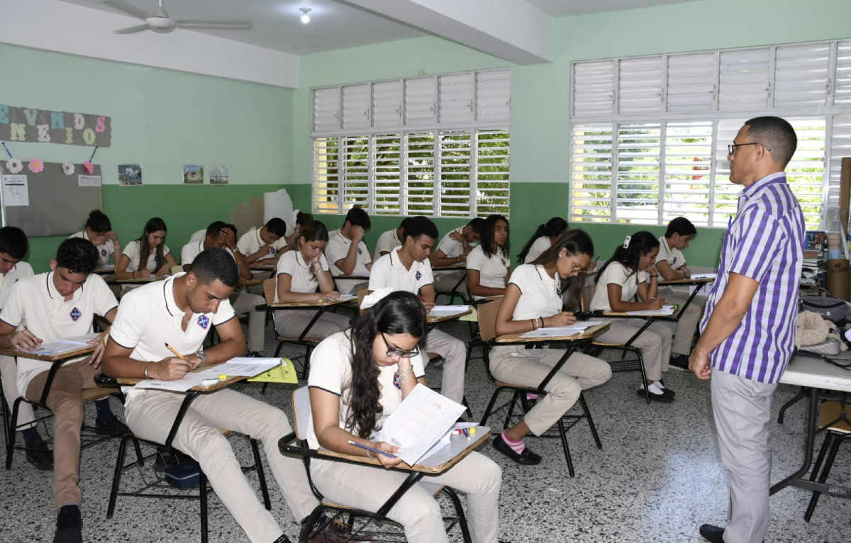 imagen Estudiantes iniciaron este lunes la primera convocatoria a las Pruebas Nacionales. 