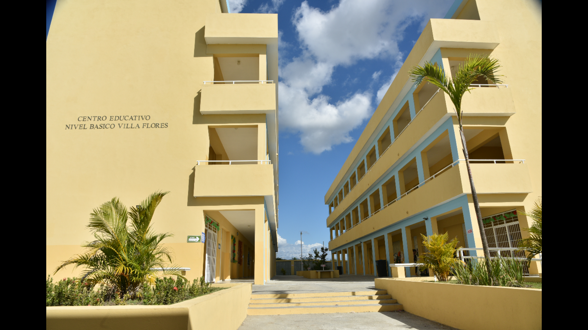  imagen Presidente Danilo Medina de pie junto a Ministro Andr&eacute;s Navarro y comunidad educativa cortando cinta dejando&nbsp; inaugurado centro educativo y estancia infantil&nbsp; 