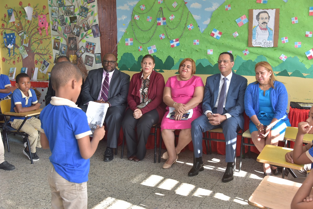  imagen Ministro de Educaci&oacute;n, Antonio Pe&ntilde;a Mirabal&nbsp;durante recorrido por el centro Parroquial Domingo Sabio 