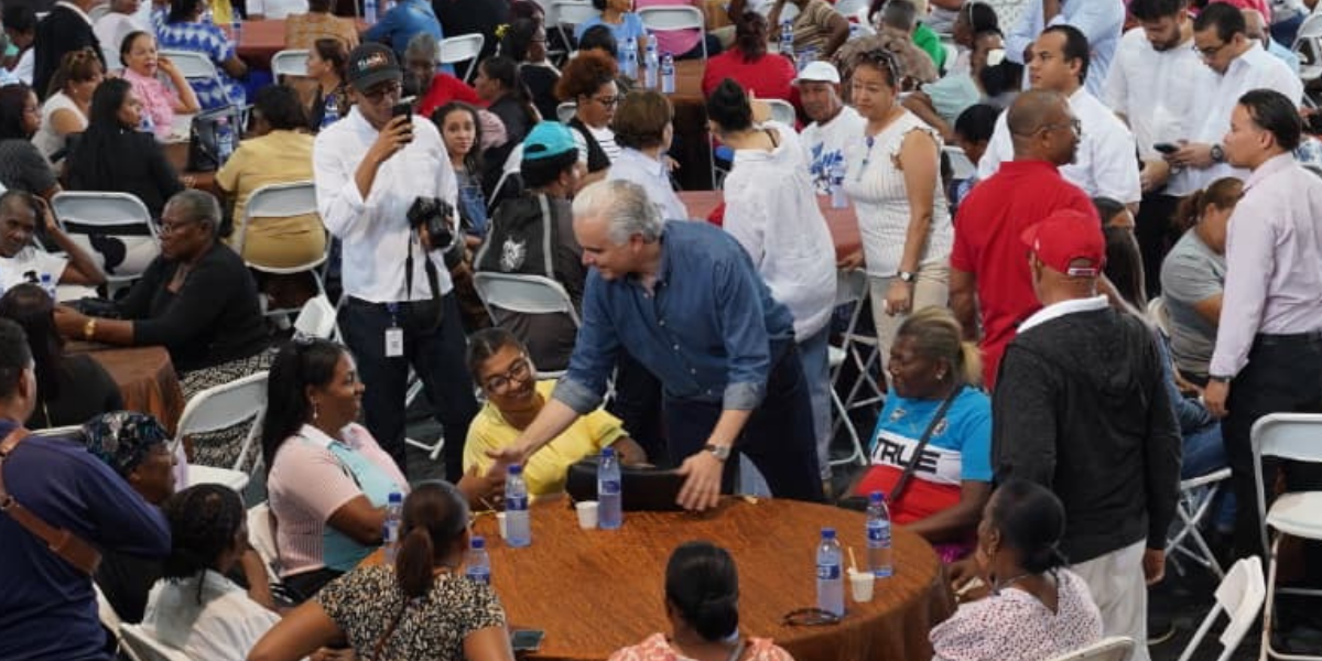  imagen Ministro De Camps compartiendo almuerzo navide&ntilde;o&nbsp; 