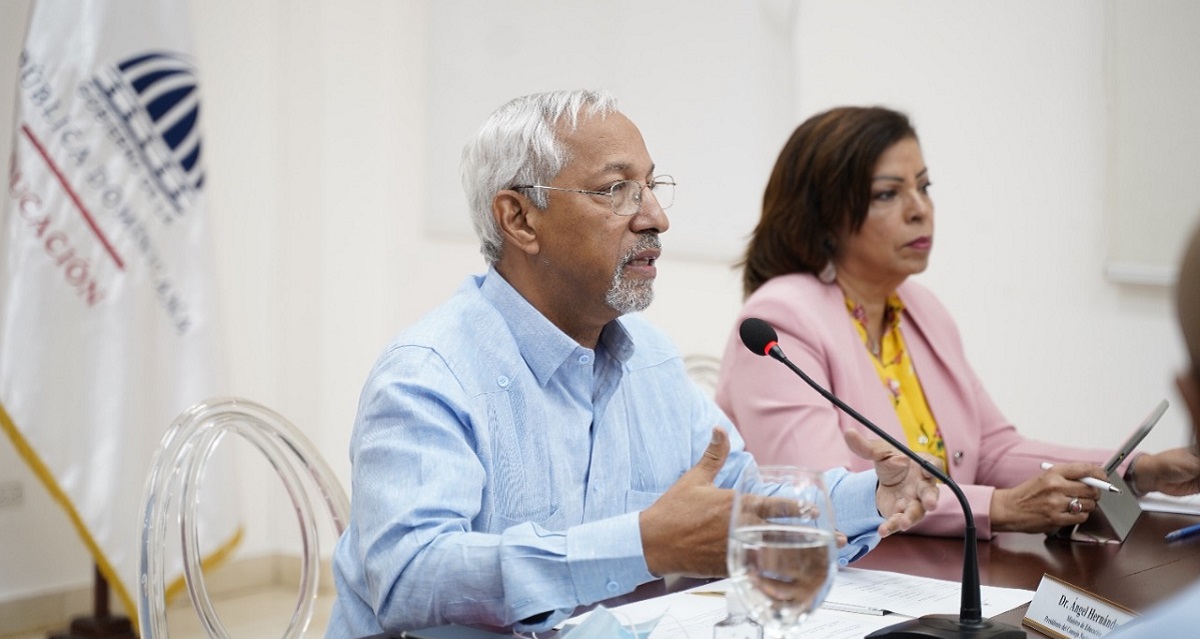  imagen Ministro de Educaci&oacute;n, &Aacute;ngel Hern&aacute;ndez reunido con el Consejo Nacional de&nbsp;Educaci&oacute;n en el&nbsp;Sal&oacute;n Ercilia Pep&iacute;n 
