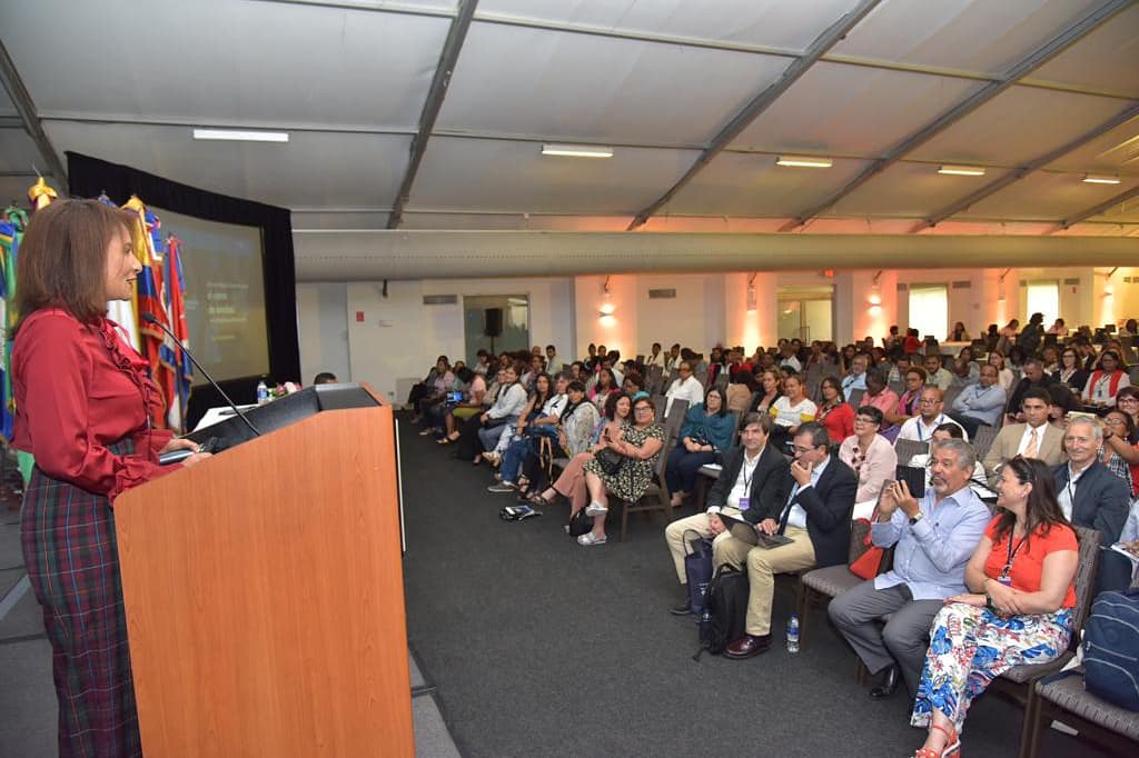  imagen Representantes durante sus intervenciones. 