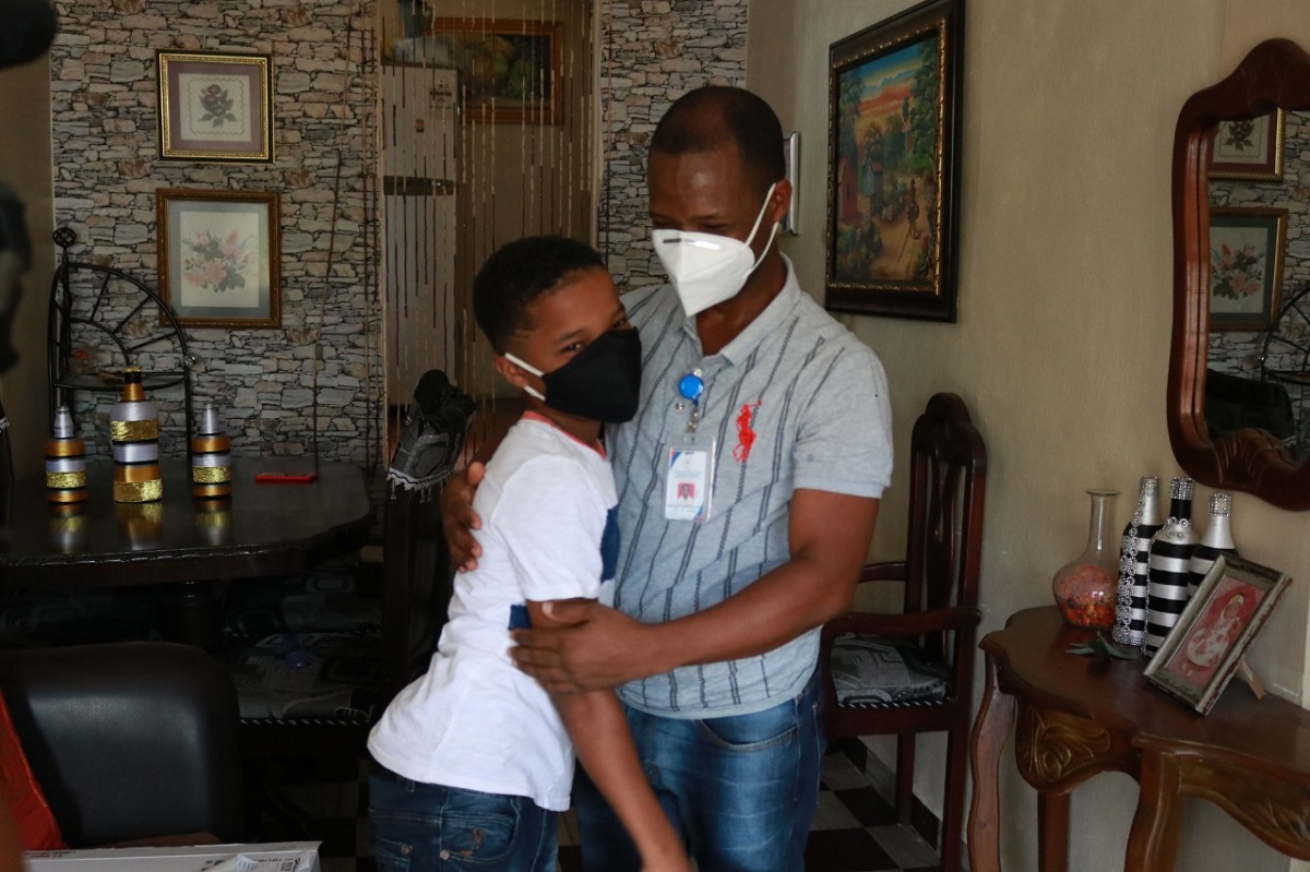  imagen La estudiante Arlette P&eacute;rez, de tercer grado, y su madre Rosario Guti&eacute;rrez, residentes en Villa Juana, mostraron su agradecimiento por el equipo 