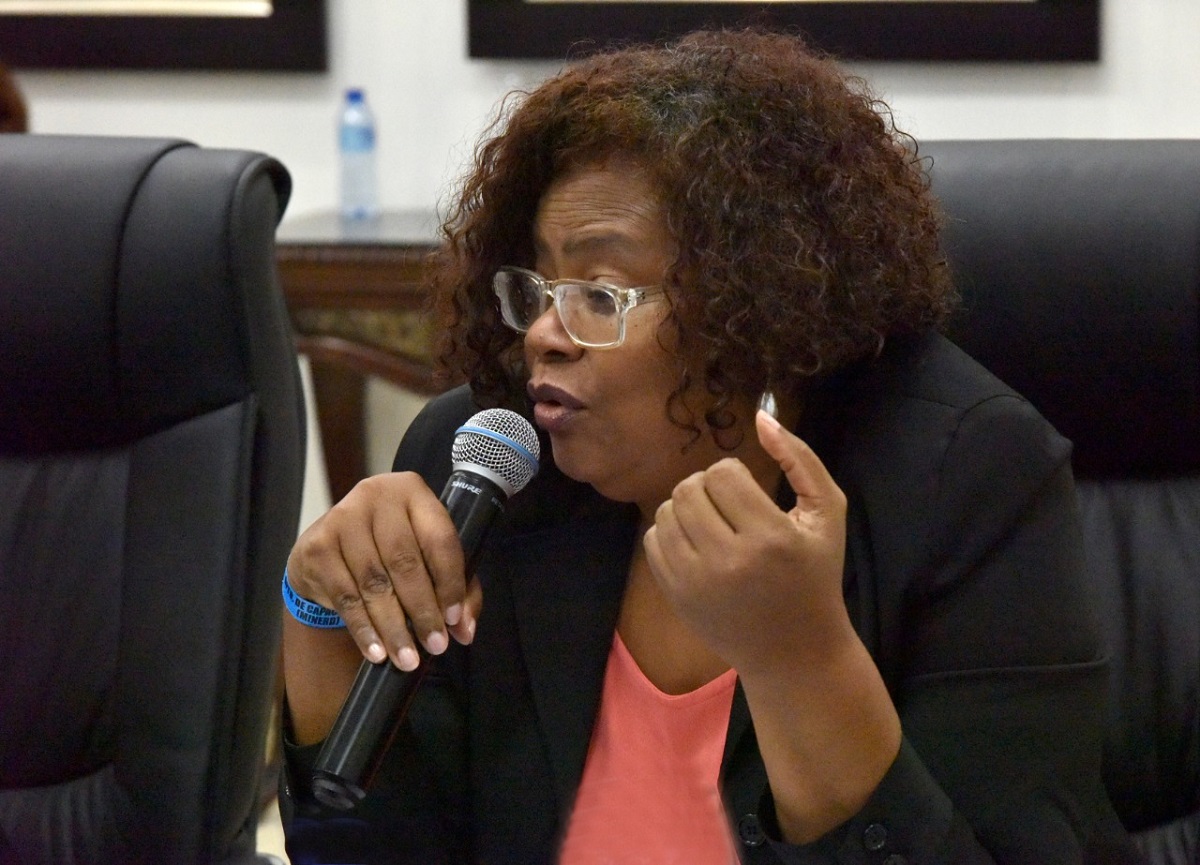  imagen La actividad, organizada por la Direcci&oacute;n de Recursos Humanos, a trav&eacute;s del Departamento de Evaluaci&oacute;n del Desempe&ntilde;o y Capacitaci&oacute;n Administrativa, cont&oacute; como panelistas con Karina Corval&aacute;n, t&eacute;cnico de la Direcci&oacute;n de Equidad de G&eacute;nero y Desarrollo; Bethania Leger, t&eacute;cnica docente nacional de la Direcci&oacute;n de Orientaci&oacute;n y Psicolog&iacute;a, y Luis Berg&eacute;s, psic&oacute;logo cl&iacute;nico y terapeuta familiar, quien expuso de forma virtual.
&nbsp; 